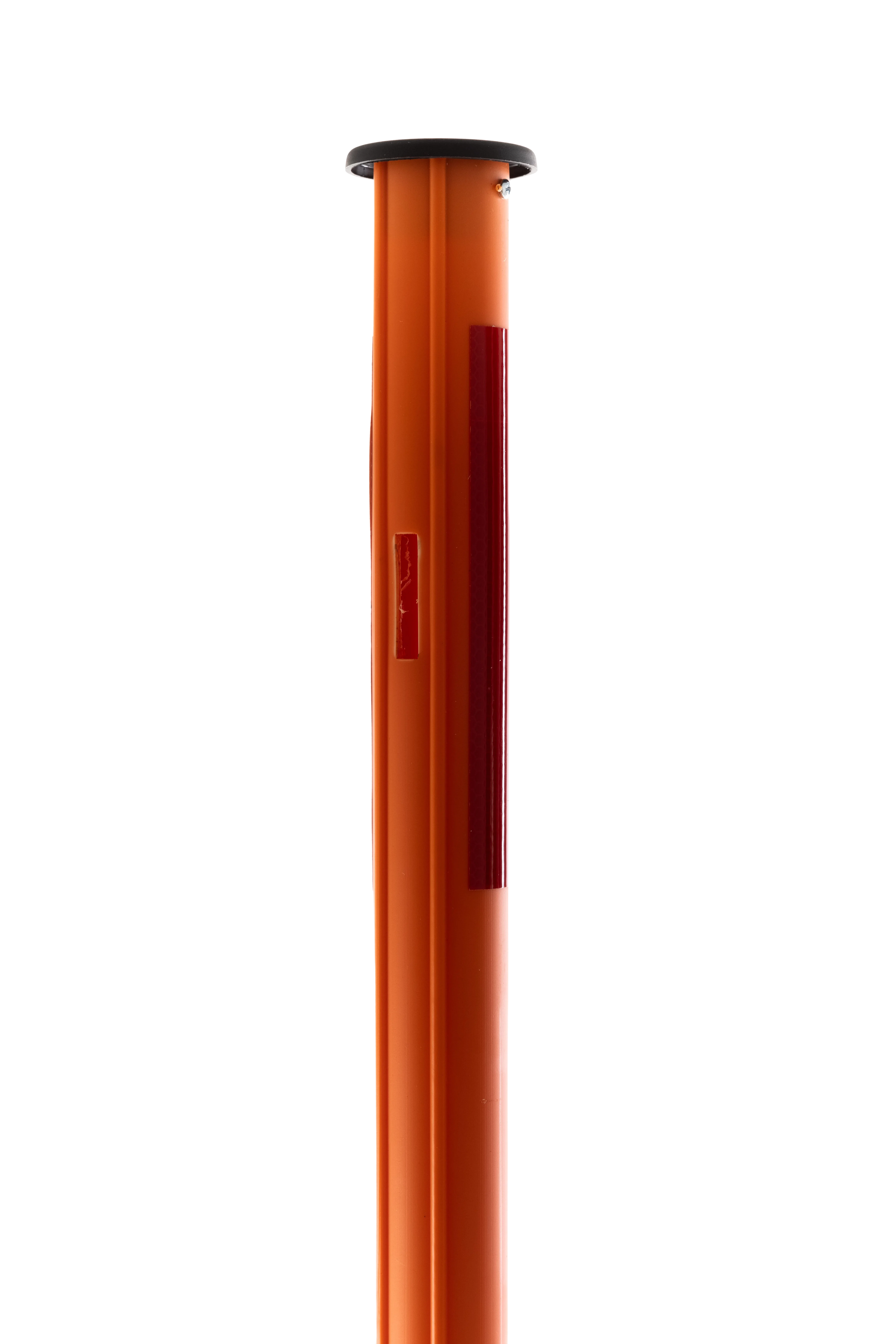 Nahaufnahme einer orangen Schneestange mit Reflektorstreifen und schwarzem Abschlusskopf