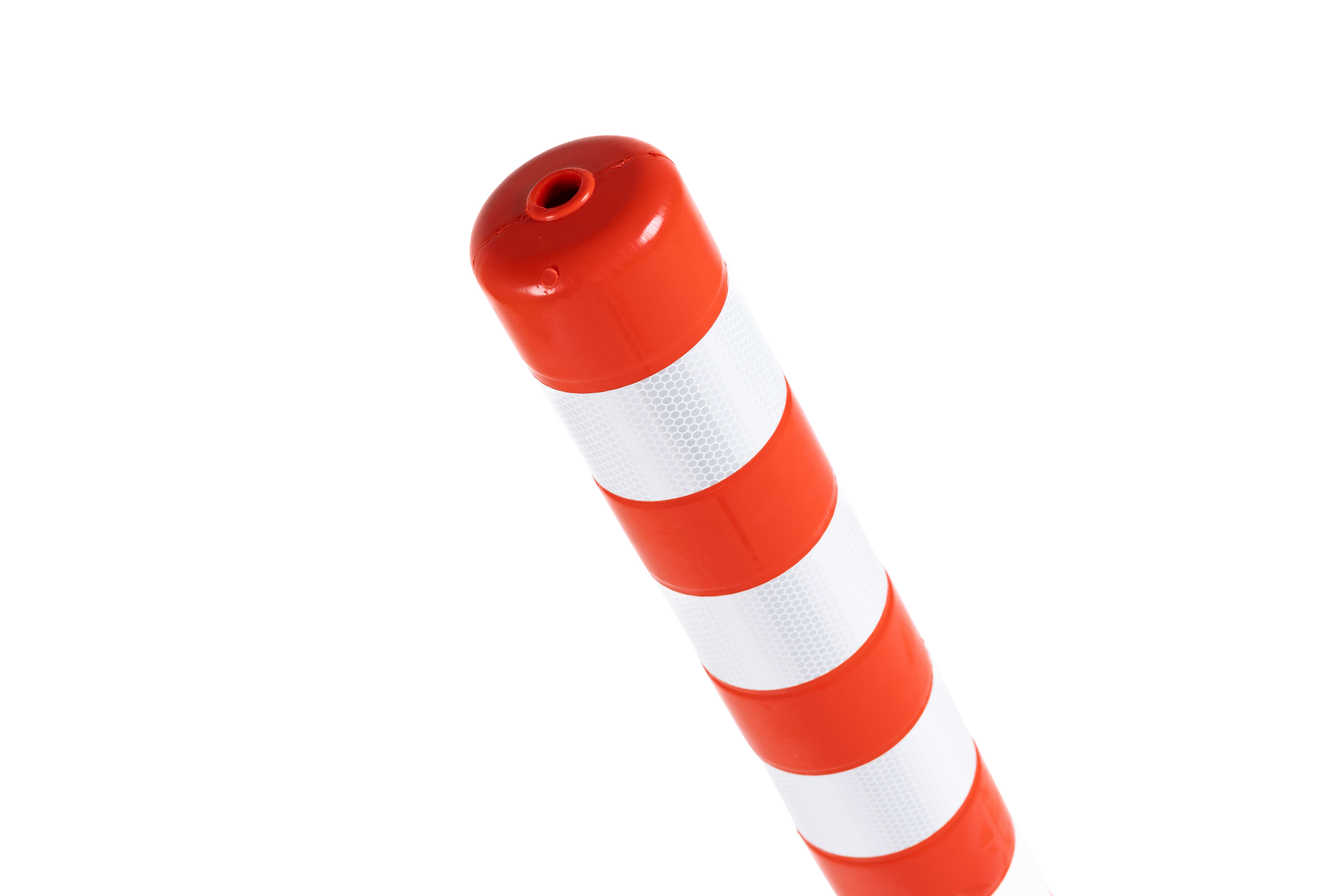 Schräge Nahaufnahme des oberen Endes eines flexiblen Absperrpfostens in Orange mit weißen Reflexstreifen und Öffnung an der Spitze