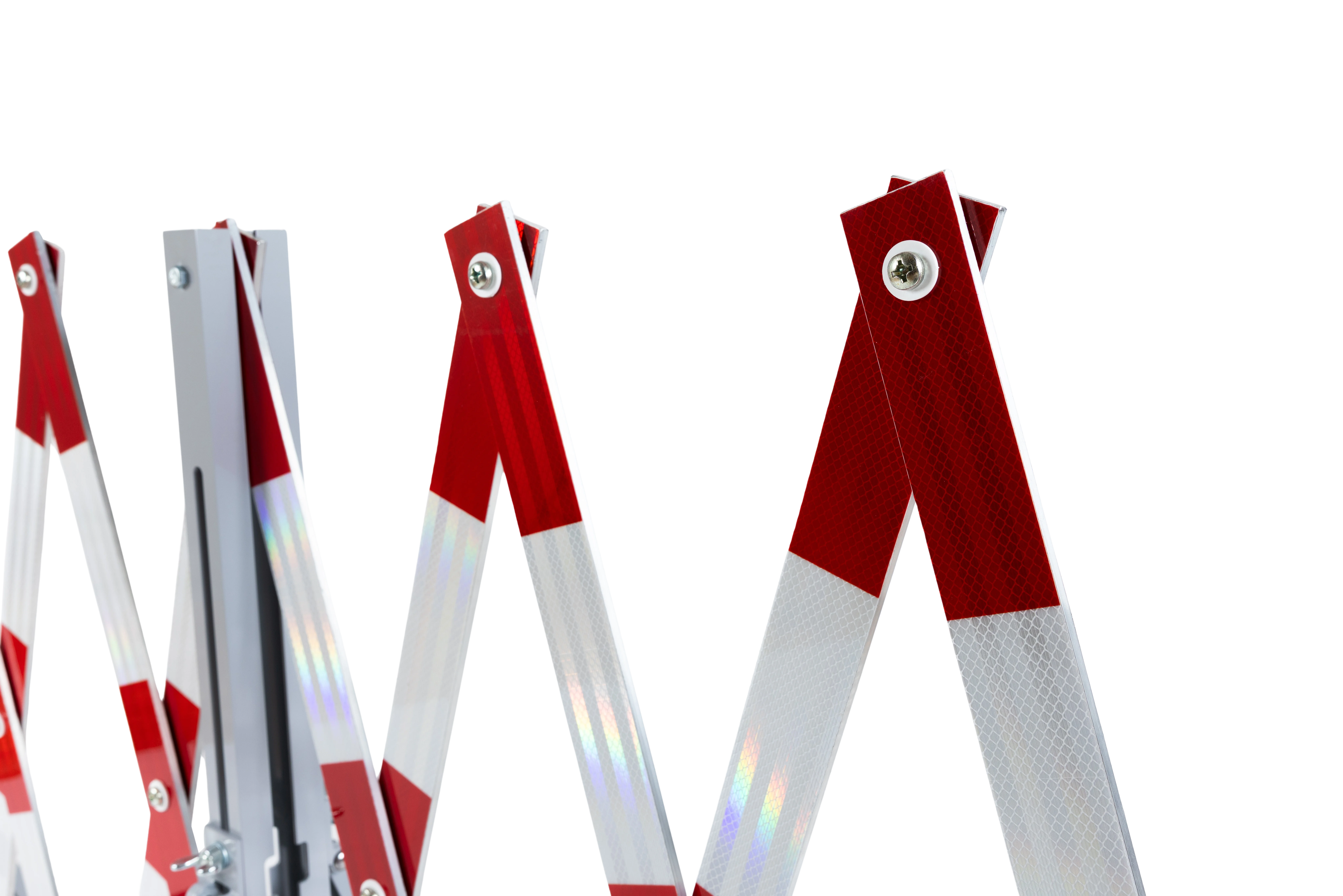 Nahaufnahme der oberen Verbindungen eines rot-weiß reflektierenden Aluminium-Scherengitters