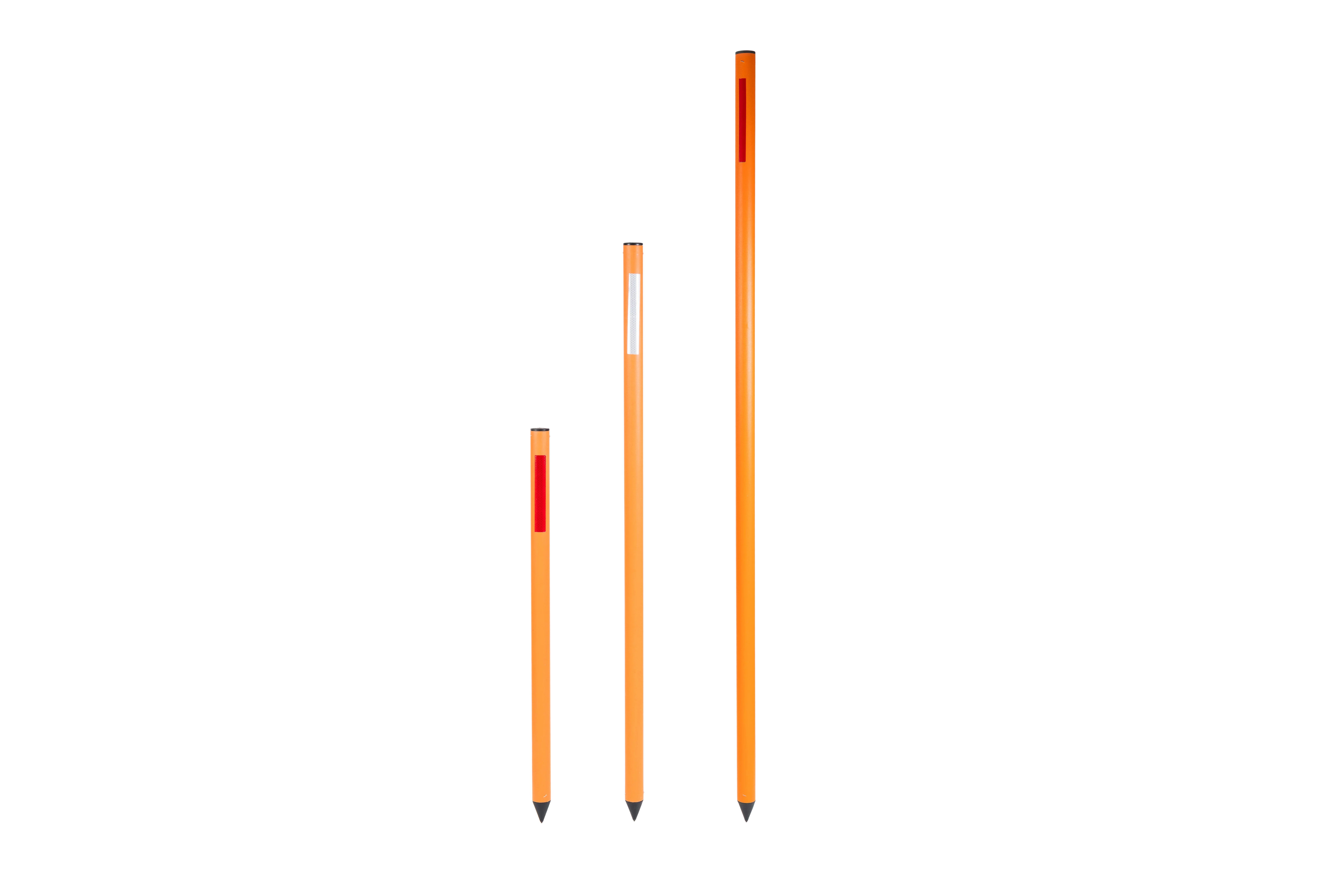 Drei orangefarbene Schneestangen mit Reflektoren in unterschiedlichen Höhen, ideal zur Markierung im Winterdienst