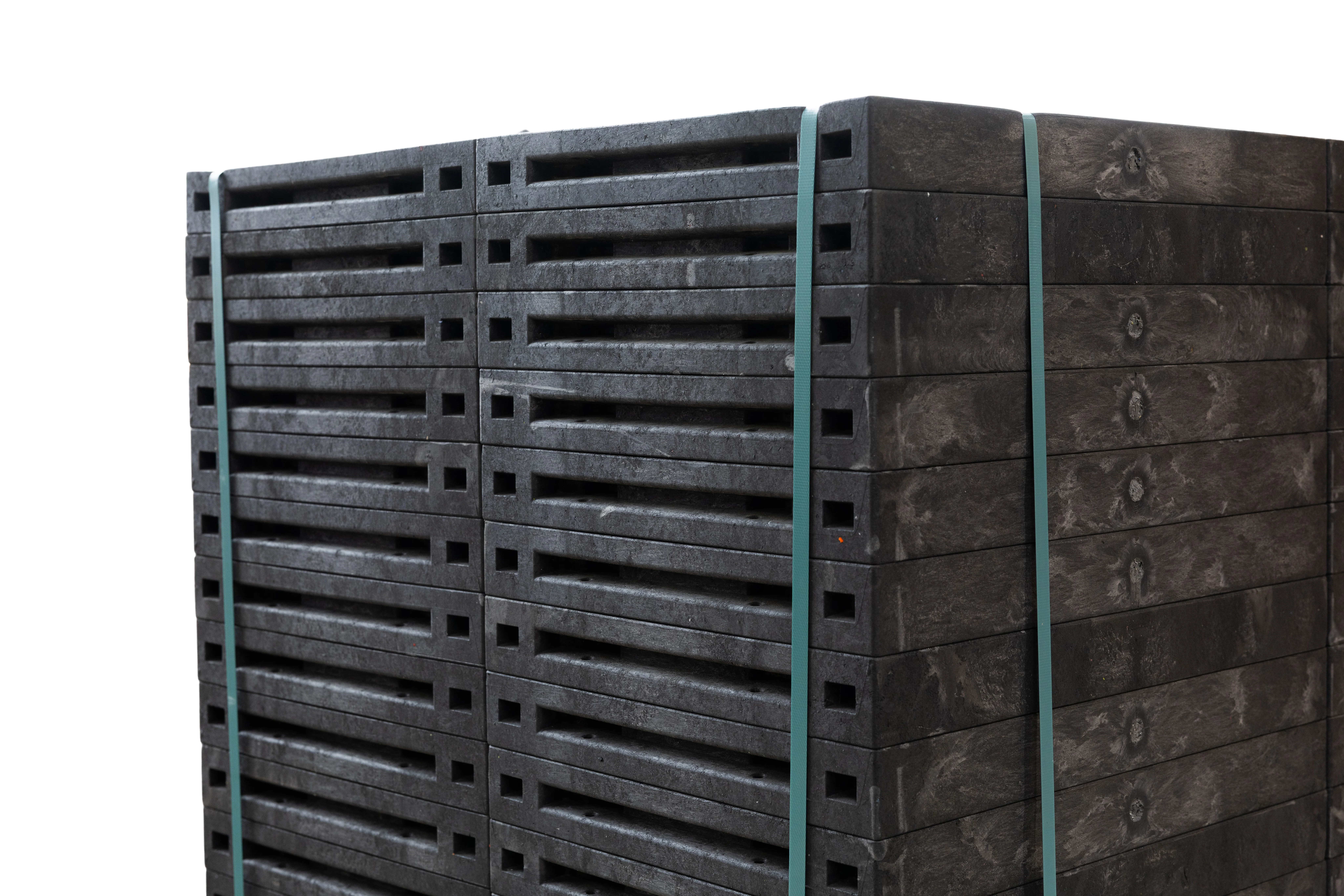 Rasengitterstein aus robustem Recyclingkunststoff in rechteckiger Form mit quadratischen Durchlässen zur stabilen Befestigung und Flächenbefestigung. Palette