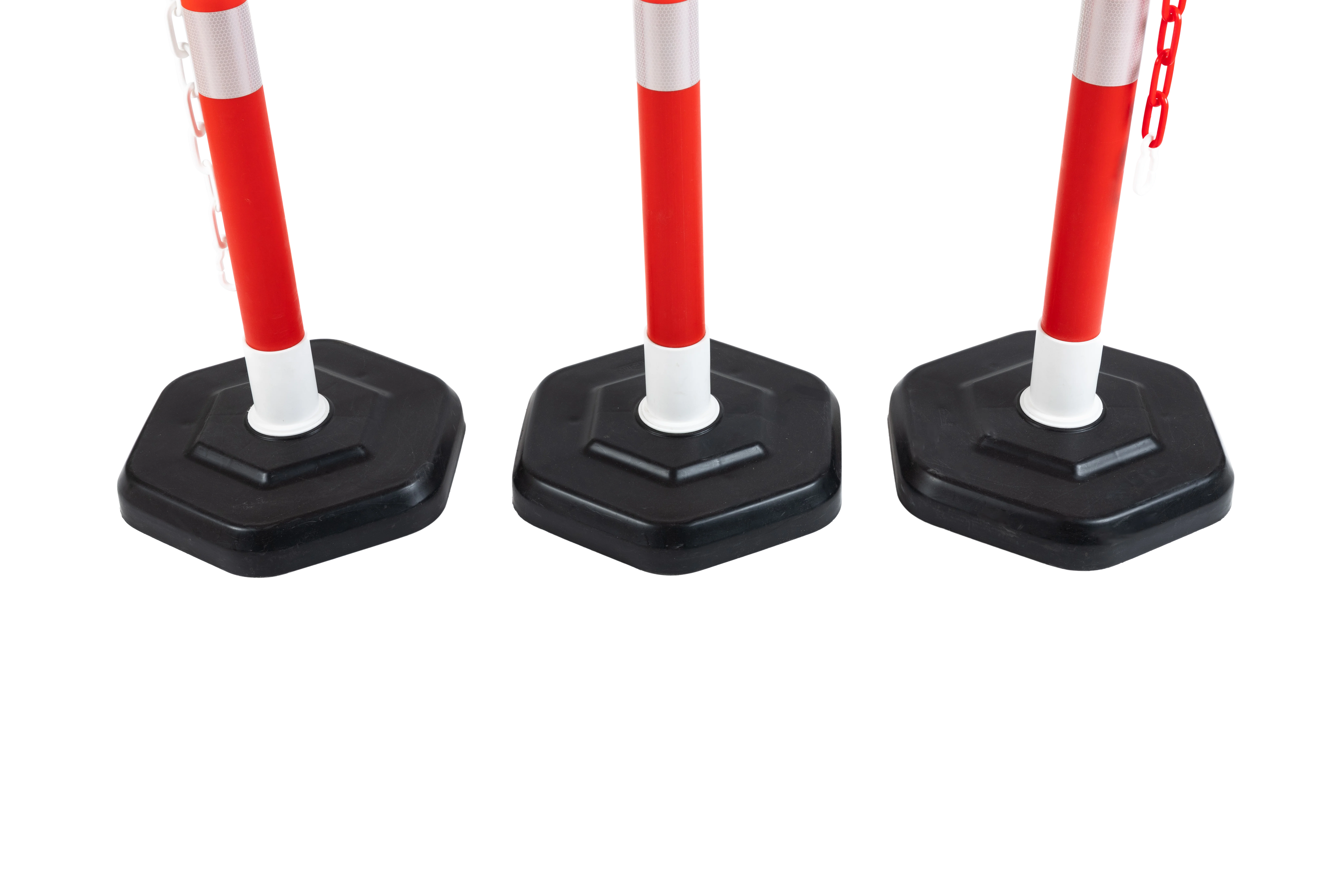 Robuste schwarze Standfüße von rot-weißen Kettenständern aus Kunststoff