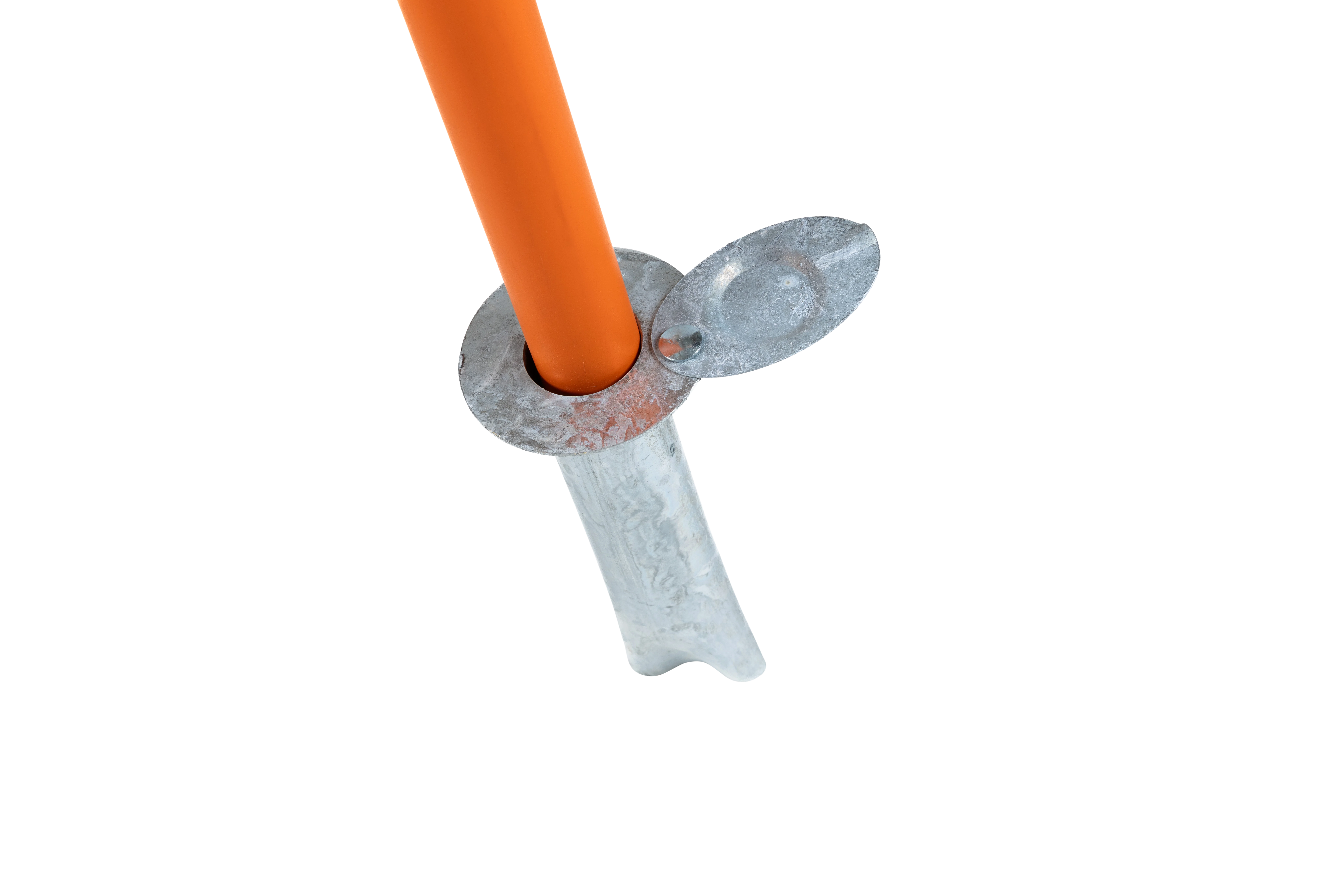 Detailansicht der Einschlaghülse mit eingesetzter Schneestange und offener Abdeckplatte