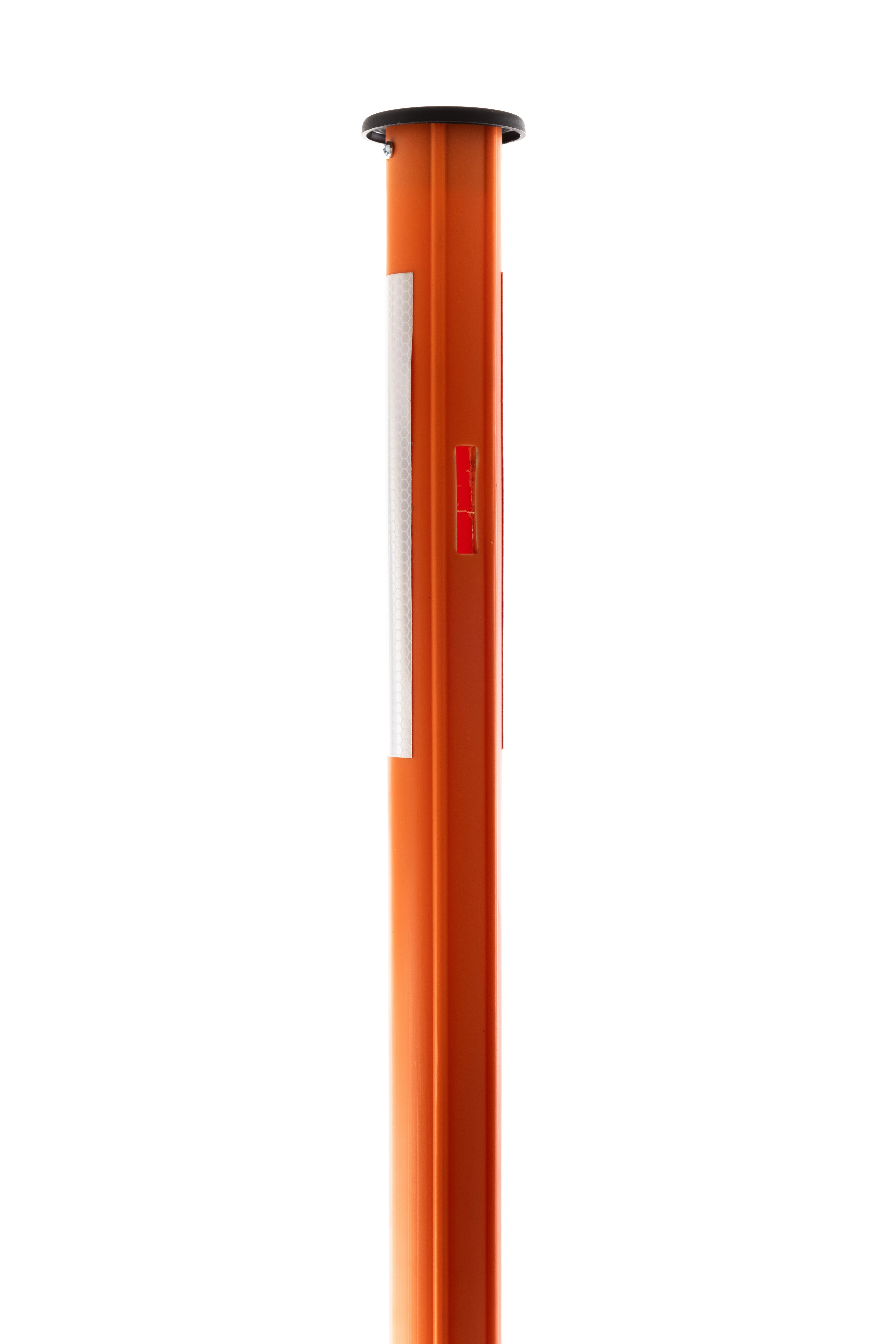 Nahaufnahme der reflektierenden Schneestange in Orange mit weißem Reflektorband und schwarzer Abschlusskappe