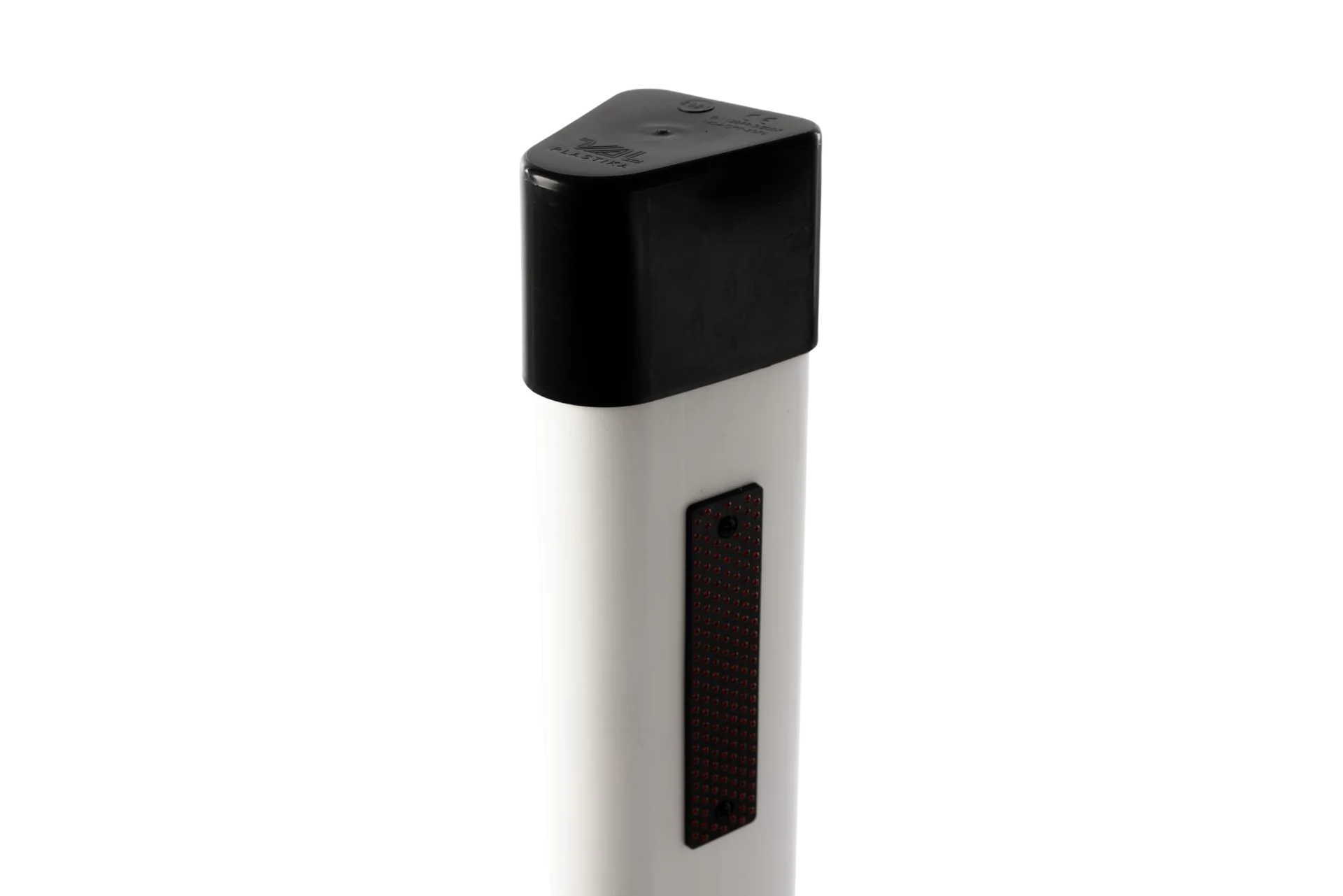 Leitpflock mit schwarzem Kopf und rotem Reflektor, Detailaufnahme schräg von vorne