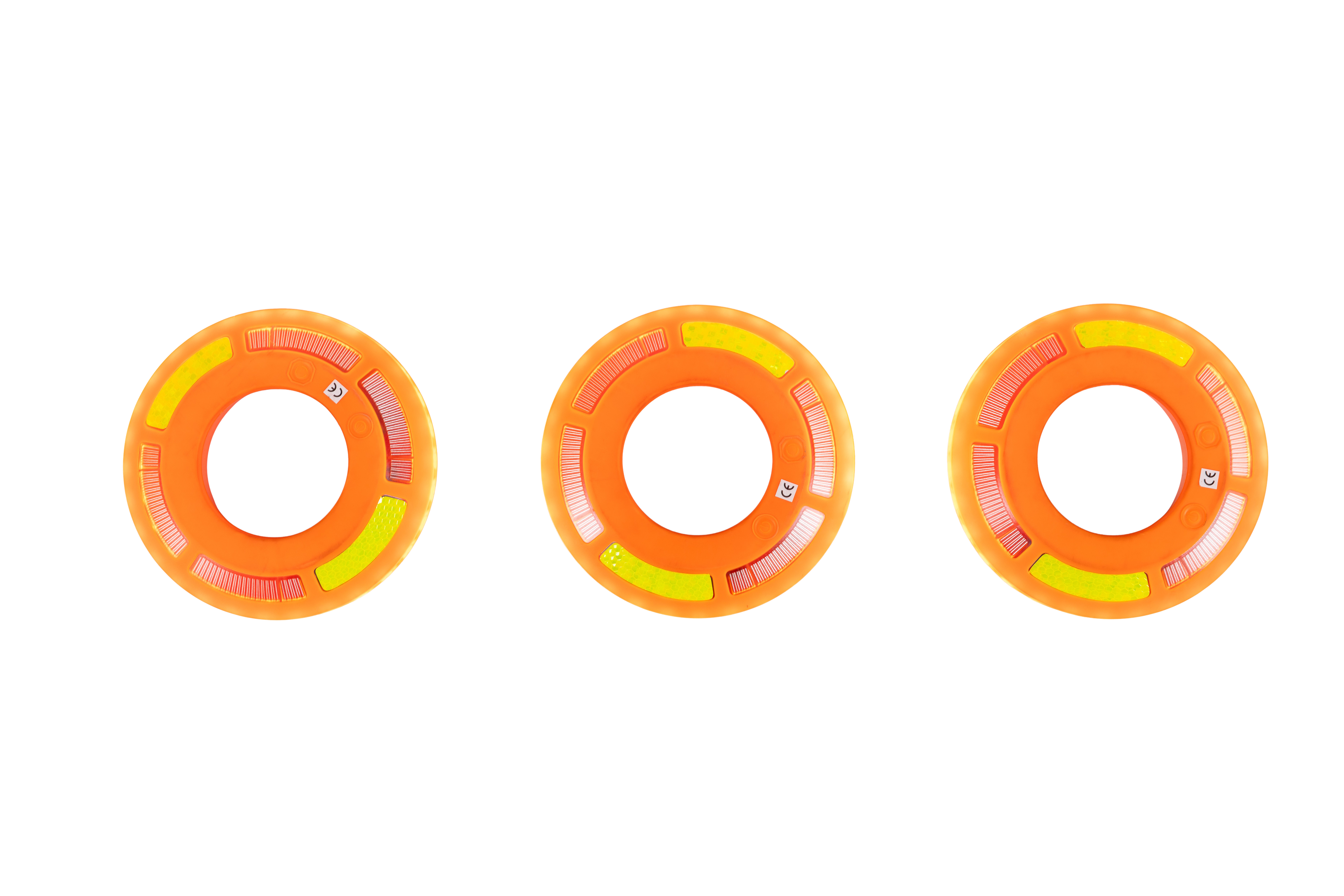 Drei runde, orangefarbene Lauflichtringe mit integrierten Reflektoren und LEDs, ausgelegt zur Montage auf Leitkegeln
