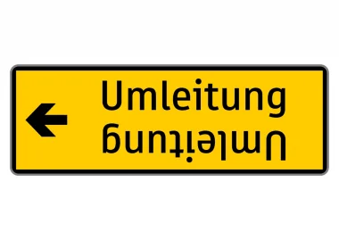 Verkehrszeichen Umleitung mit Pfeil nach links und zweizeiliger Beschriftung auf gelbem Hintergrund