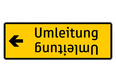 Verkehrszeichen Umleitung mit Pfeil nach links und zweizeiliger Beschriftung auf gelbem Hintergrund