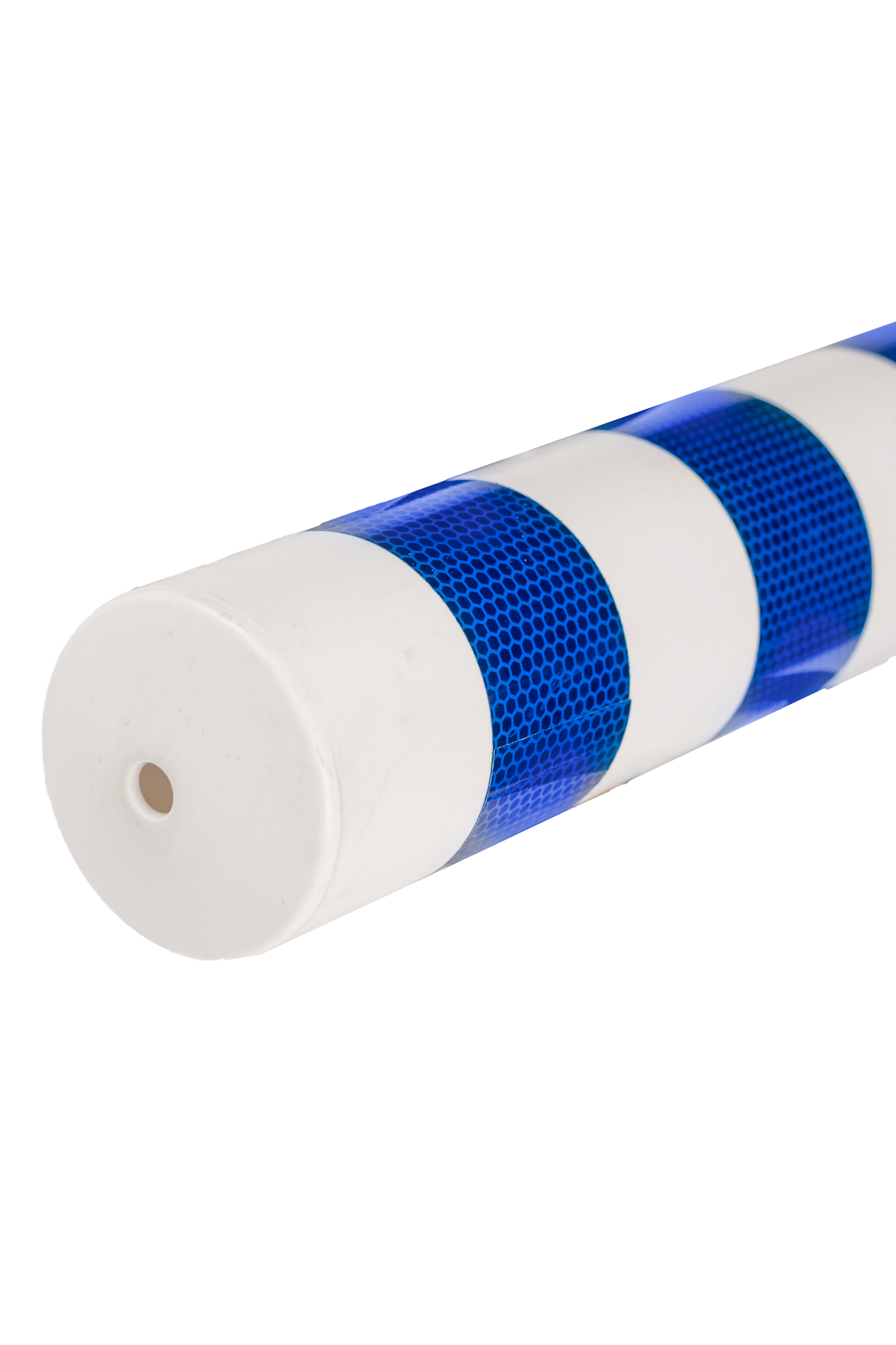 Detailaufnahme des Pollers Bernd mit blauen Reflexstreifen und flacher Oberseite