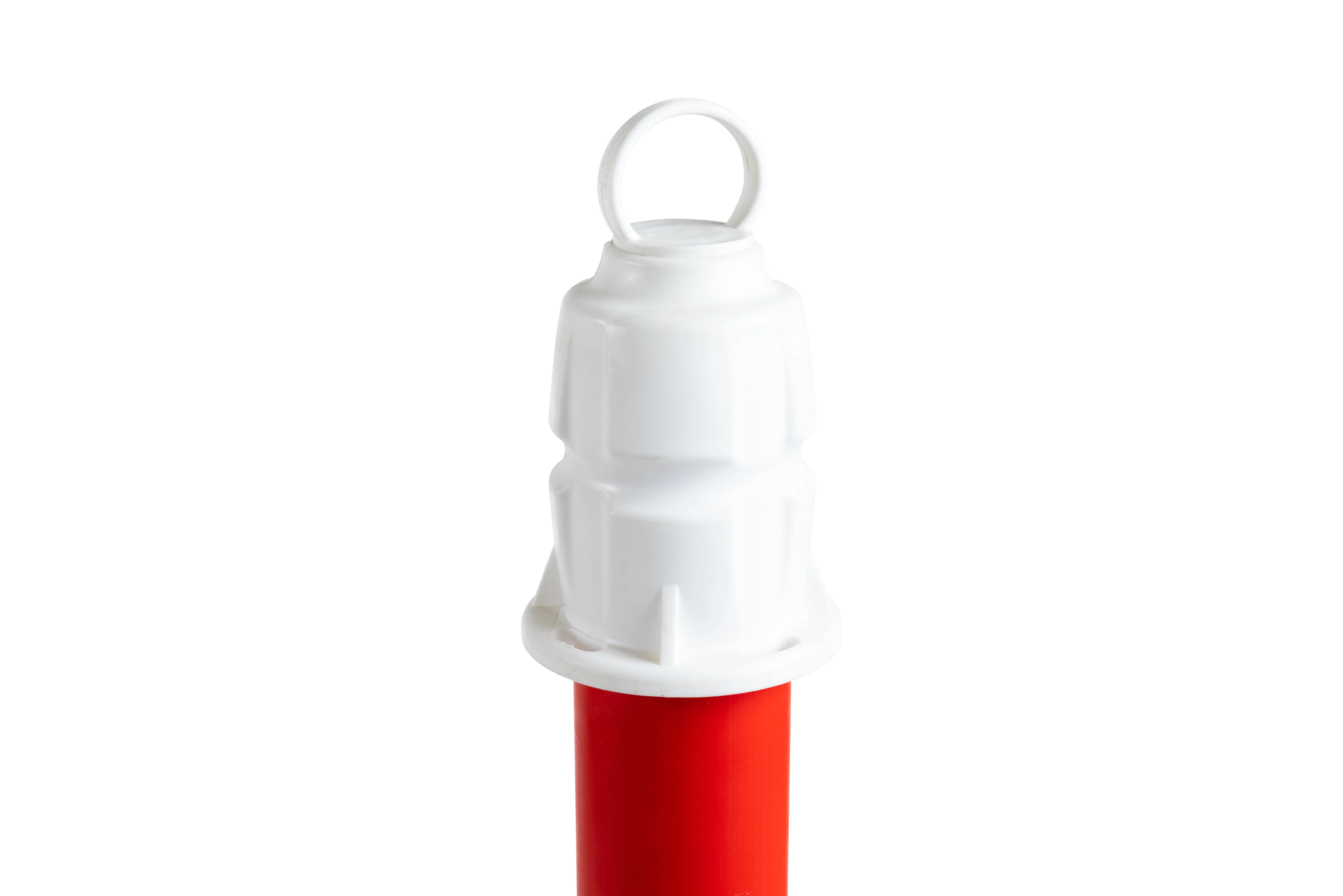 Weißer Kettenkopf mit Ringaufsatz auf einem rot-weißen Absperrständer