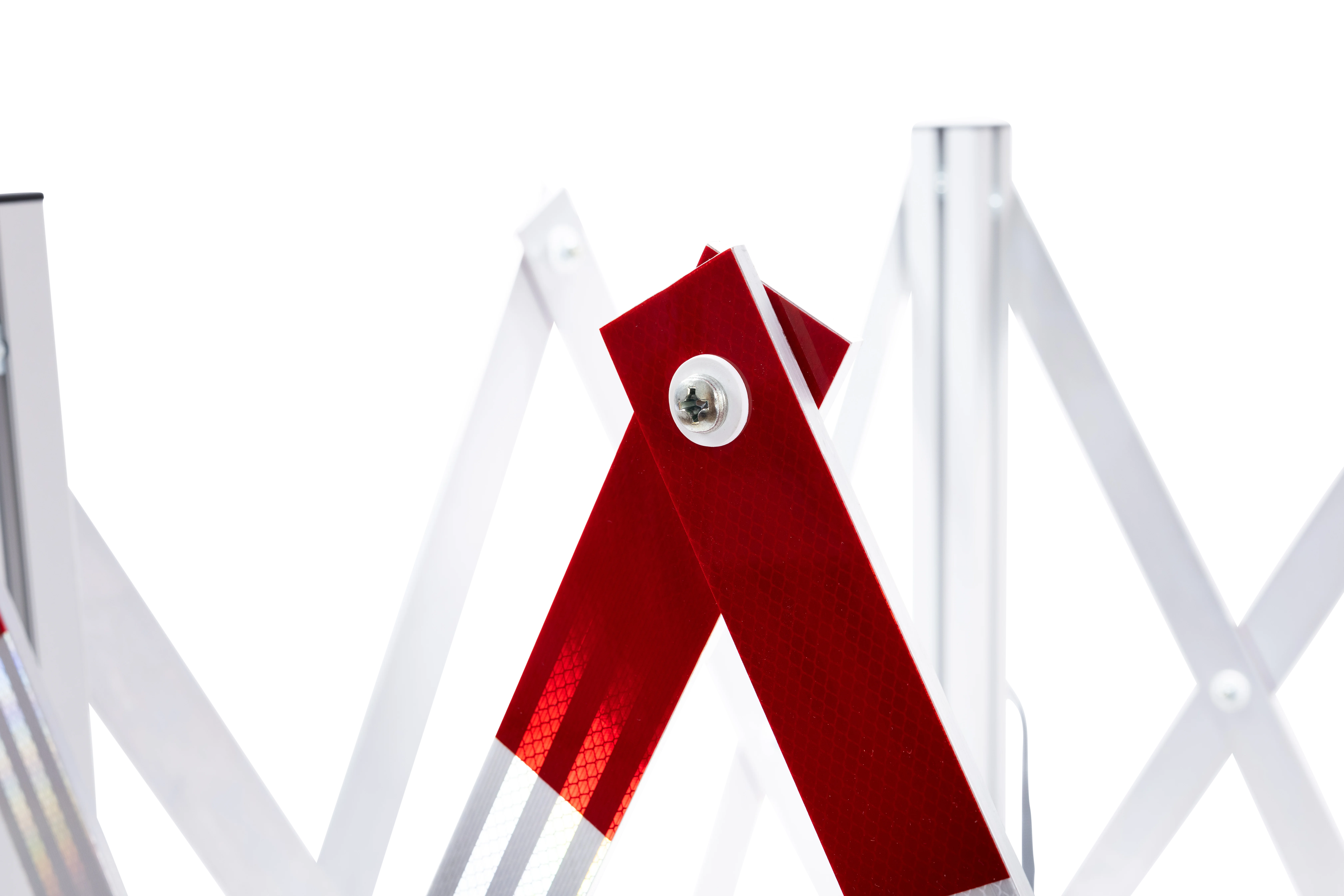 Detailaufnahme einer robusten Verbindung mit reflektierendem roten Element an der Schachtabsperrung aus Aluminium