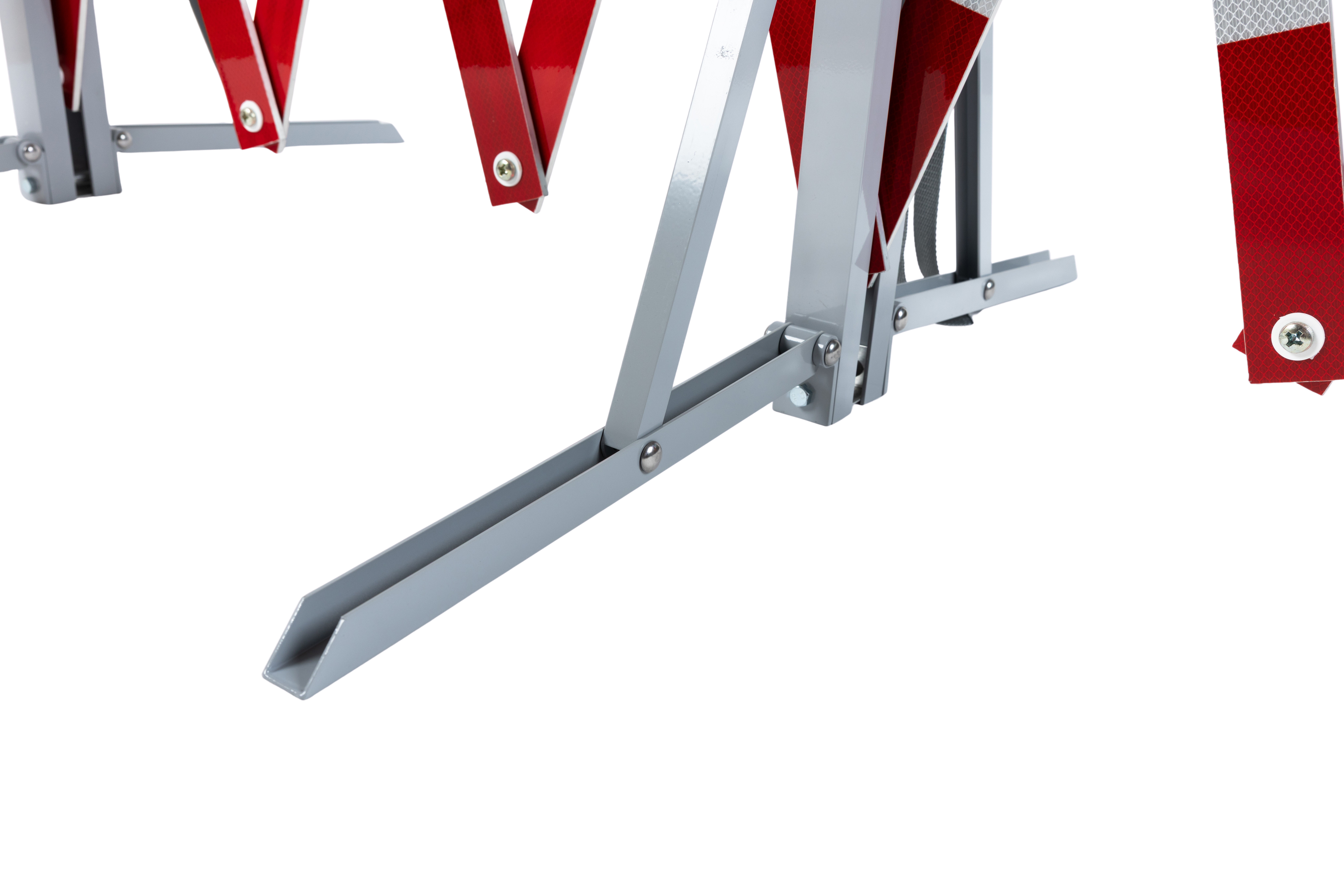  Detailaufnahme des Standfußes eines Scherengitters aus Aluminium mit rot-weißen Reflexstreifen