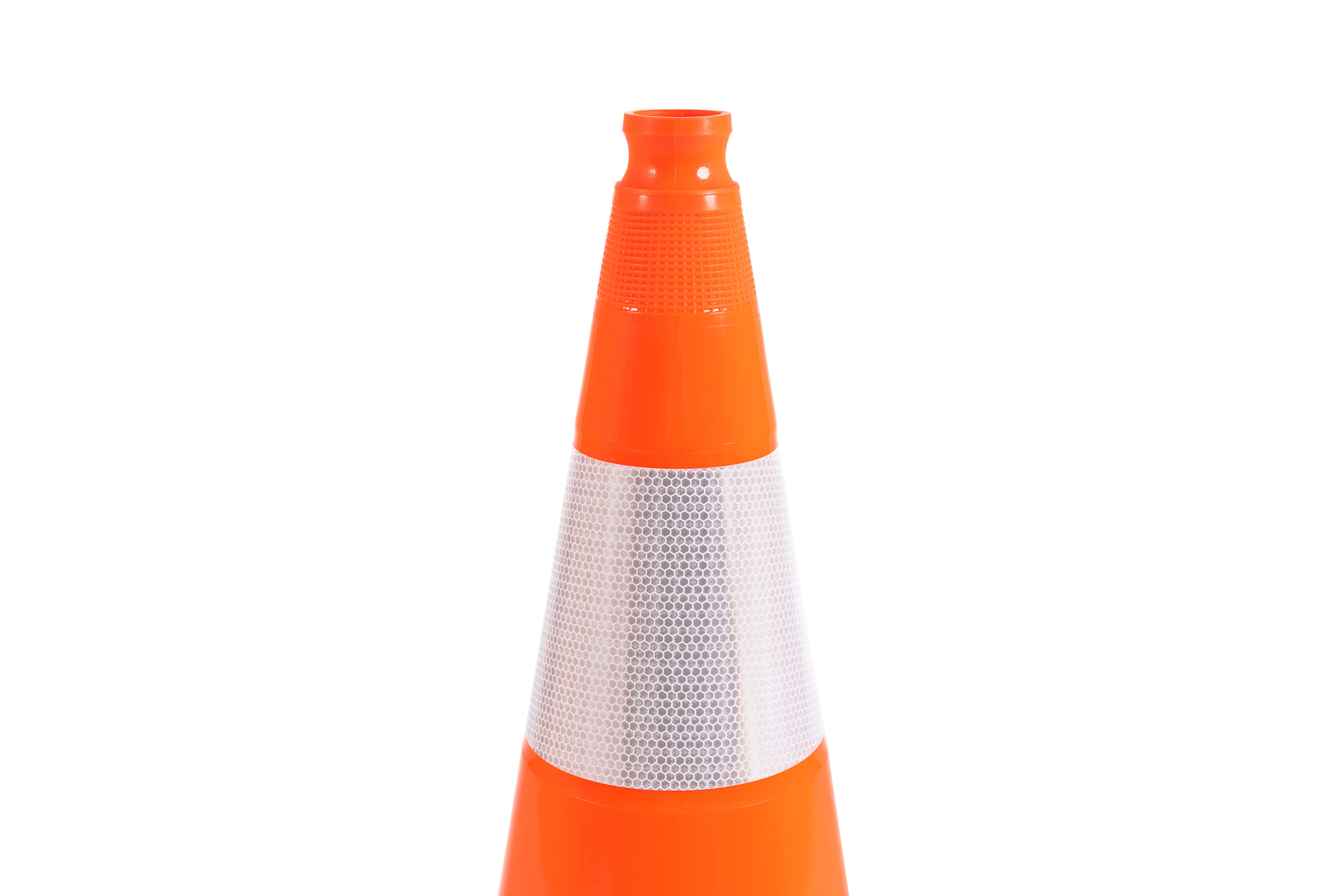 Detailansicht eines orangefarbenen Highway-Leitkegels mit weißem Reflexstreifen