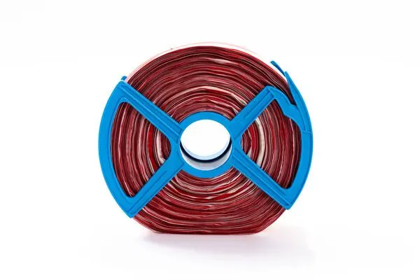 Extrem reißfestes Nylon-Absperrband in rot-weiß auf Rolle mit blauem Kunststoffabroller