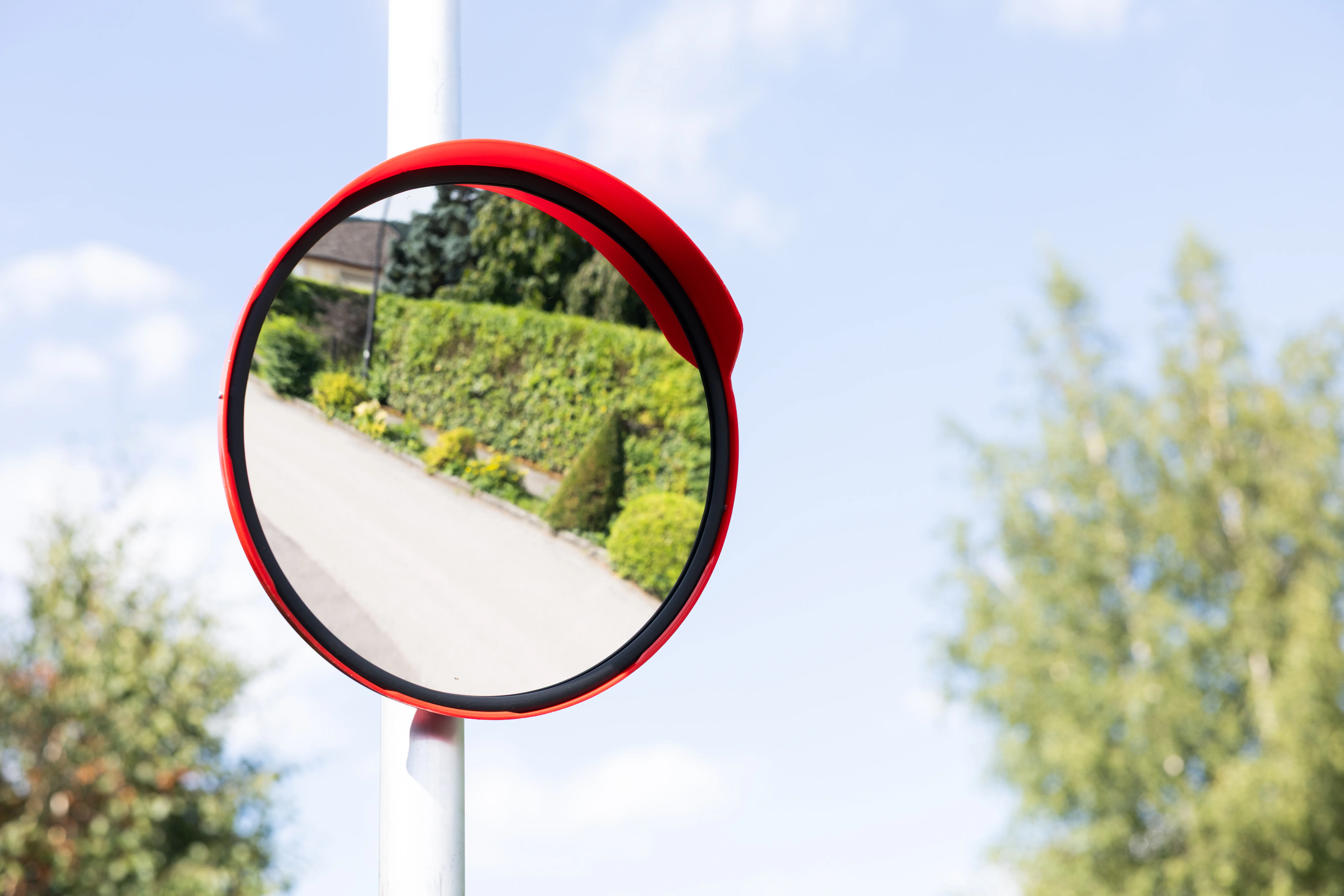 Verkehrssicherheitsspiegel für Privatausfahrten Verkehrssicherheitsspiegel für Privatausfahrten reflektierendem Acrylglas, robuster PVC-Dichtung und UV-beständigem Polypropylen, Ø 300 mm, Ø 400 mm, Ø 500 mm, Ø 700 mm