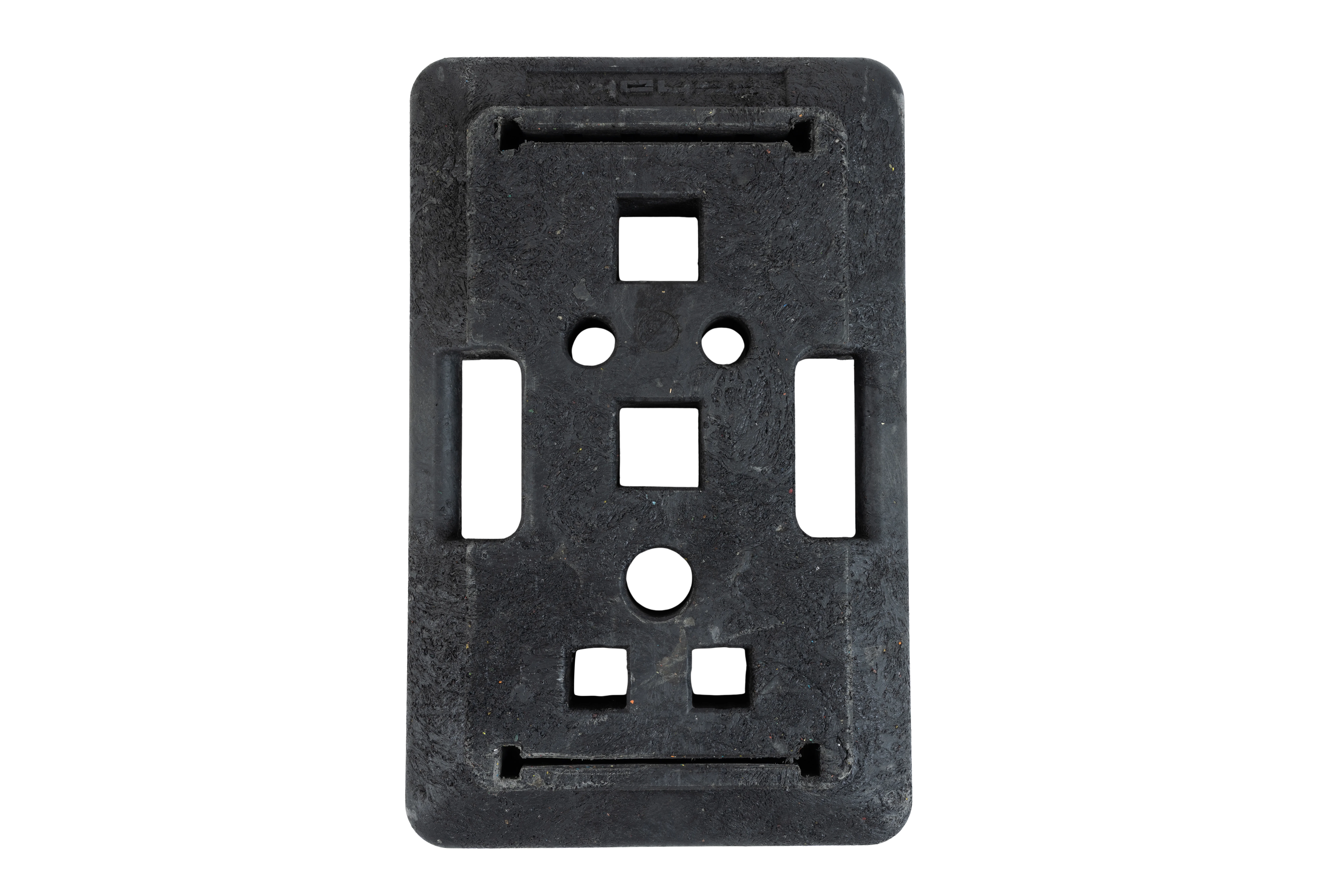 Multifußplatte aus Recyclingkunststoff mit vielfältigem Lochbild zur Aufnahme unterschiedlich geformter Rohre und Stützen