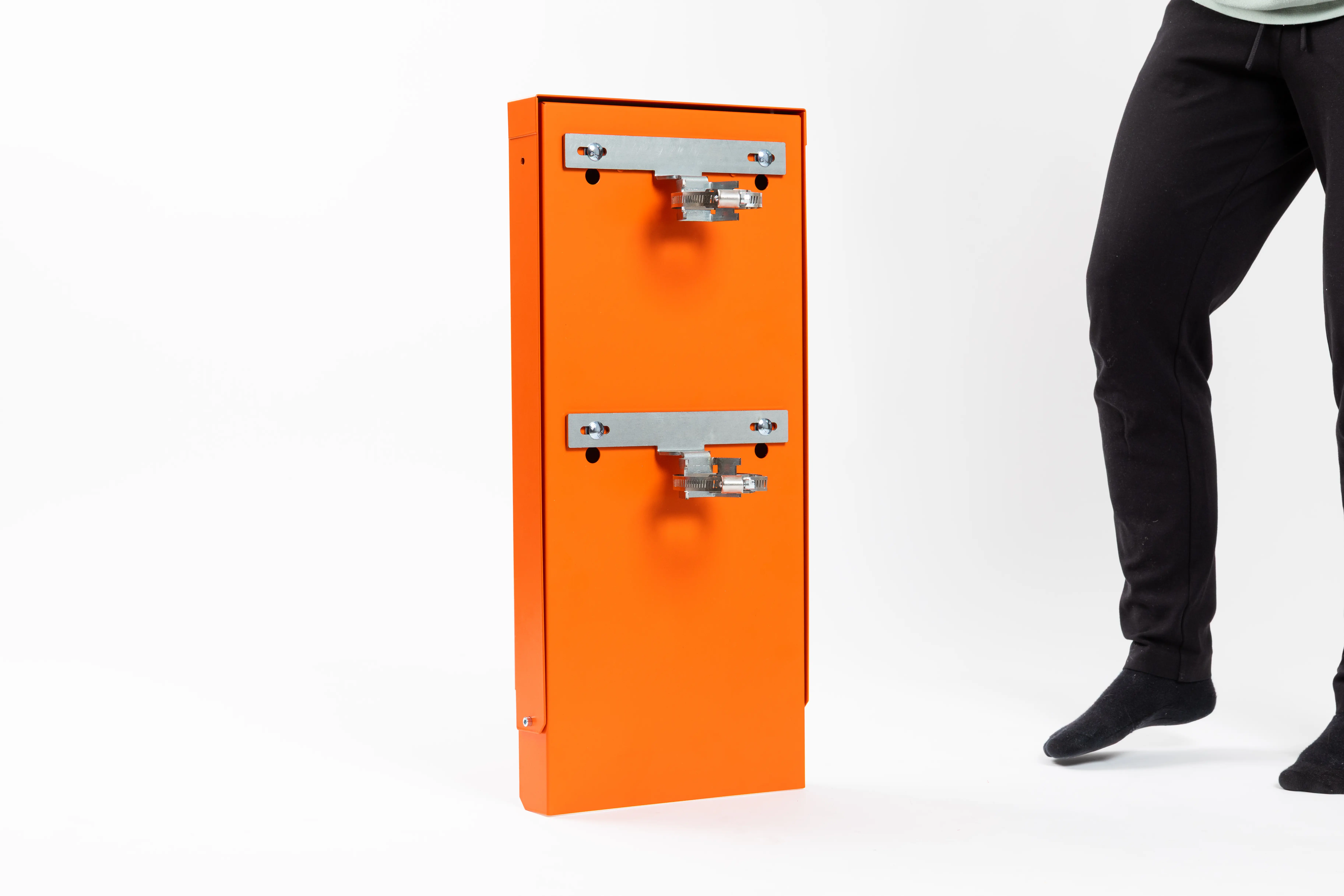 Pick and Bin Zsamramsack Reinorange Rückseite mit zweifacher Säulenhalterung