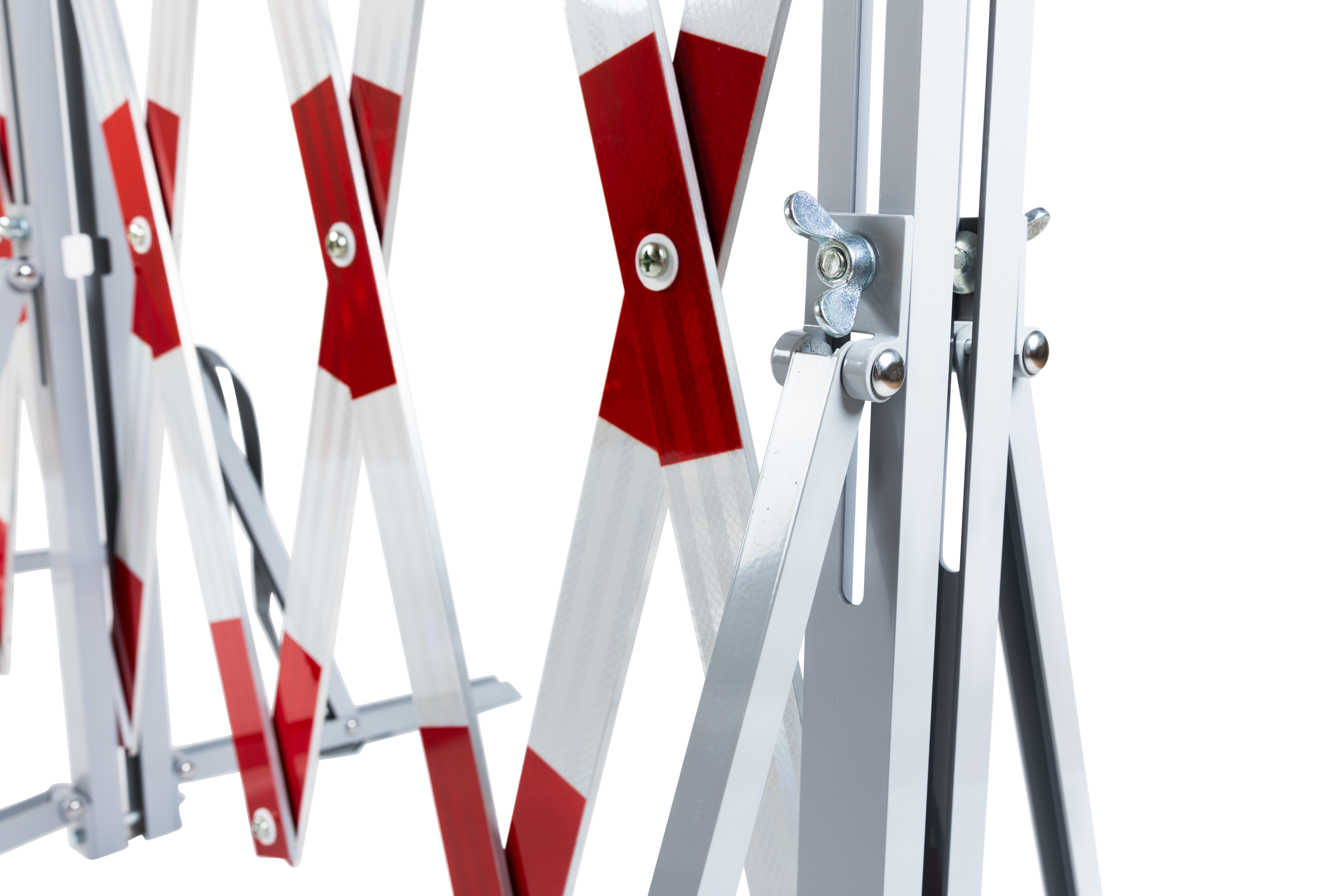 Detailansicht des Verriegelungsmechanismus eines Aluminium-Scherengitters mit reflektierenden roten Streifen