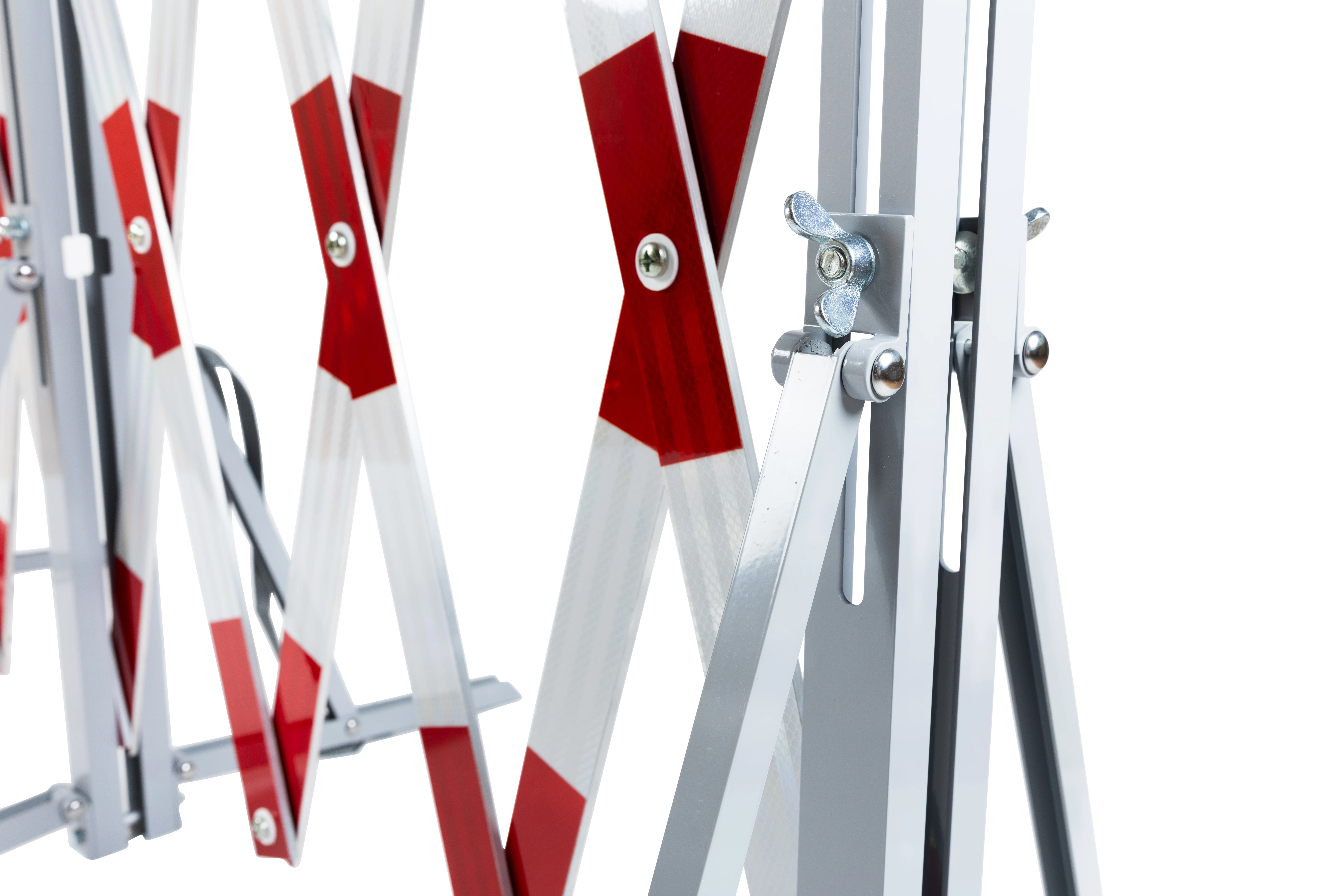 Detailansicht des Verriegelungsmechanismus eines Aluminium-Scherengitters mit reflektierenden roten Streifen