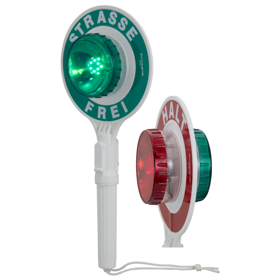 Beleuchtete Winkerkelle mit LED – „HALT“ und „STRASSE FREI“ Signalgeber für den Straßenverkehr. Winkerkelle mit beidseitiger LED-Beleuchtung – grüne Seite mit Aufschrift „STRASSE FREI“, rote Seite mit „HALT“, jeweils mit großer Leuchtlinse in der Mitte.
