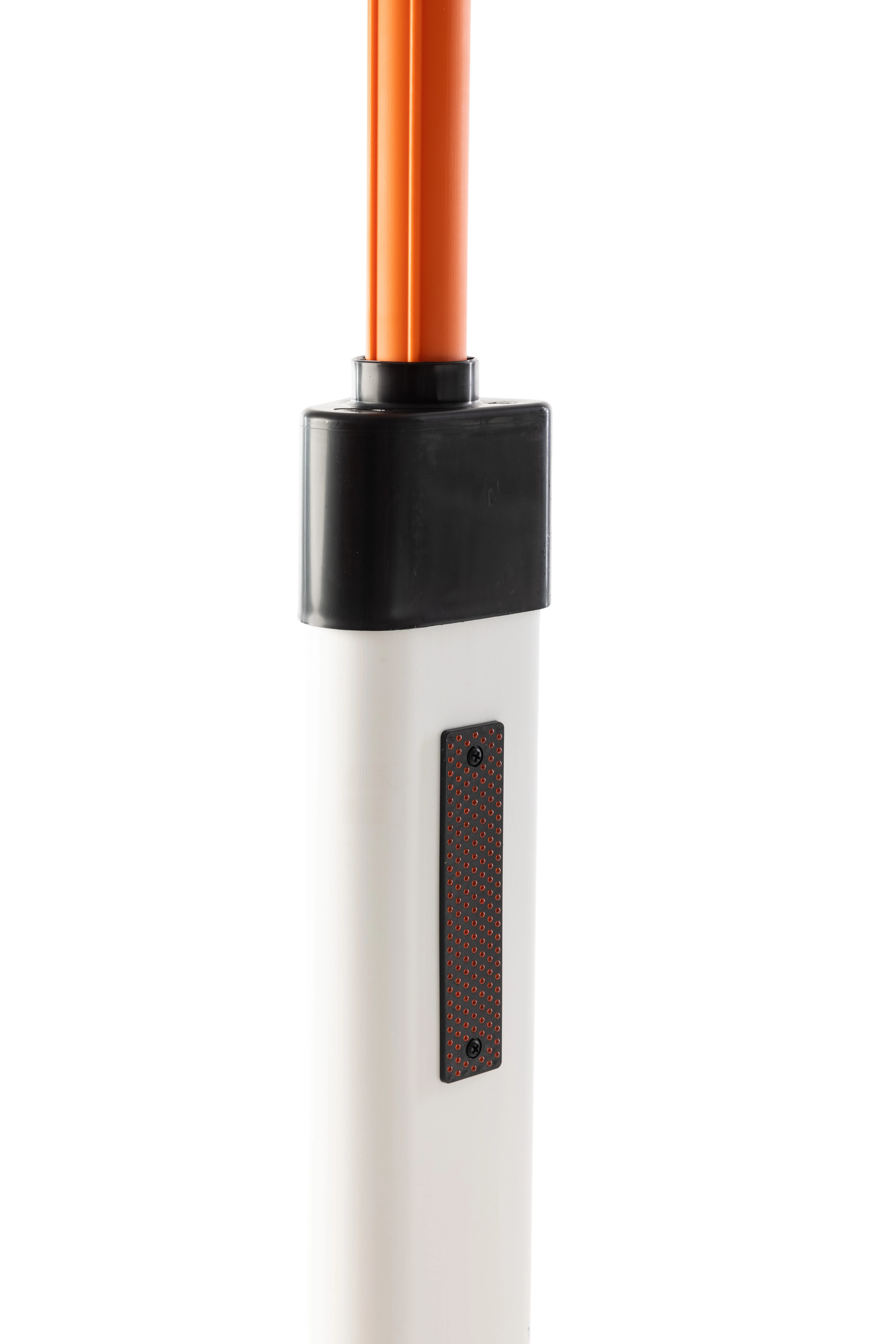 Nahaufnahme eines Leitpflocks mit integrierter Schneestange und Reflektor, Fokus auf Verbindungsstück und Reflexfläche