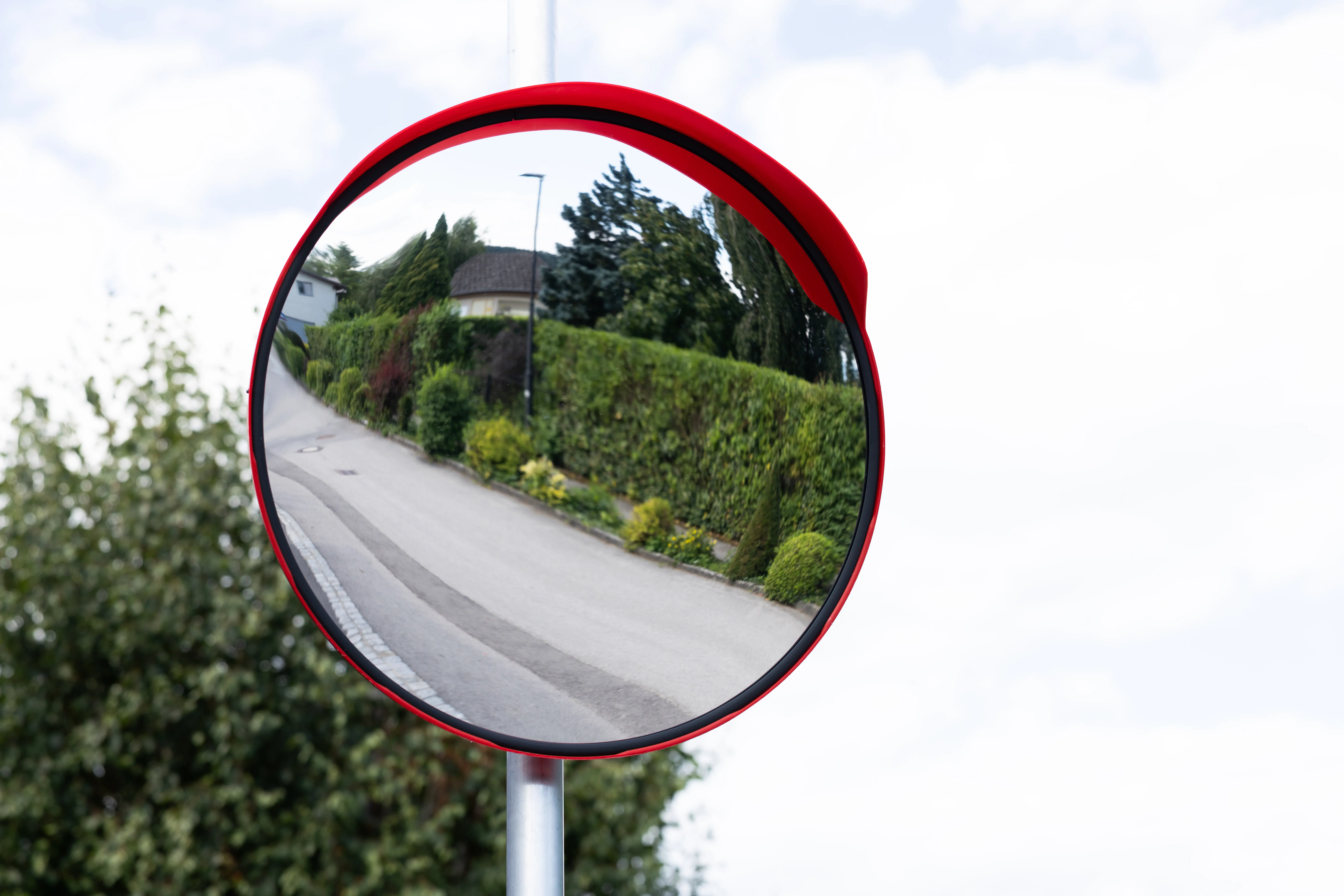 Verkehrssicherheitsspiegel für Privatausfahrten Verkehrssicherheitsspiegel für Privatausfahrten reflektierendem Acrylglas, robuster PVC-Dichtung und UV-beständigem Polypropylen, Ø 300 mm, Ø 400 mm, Ø 500 mm, Ø 700 mm