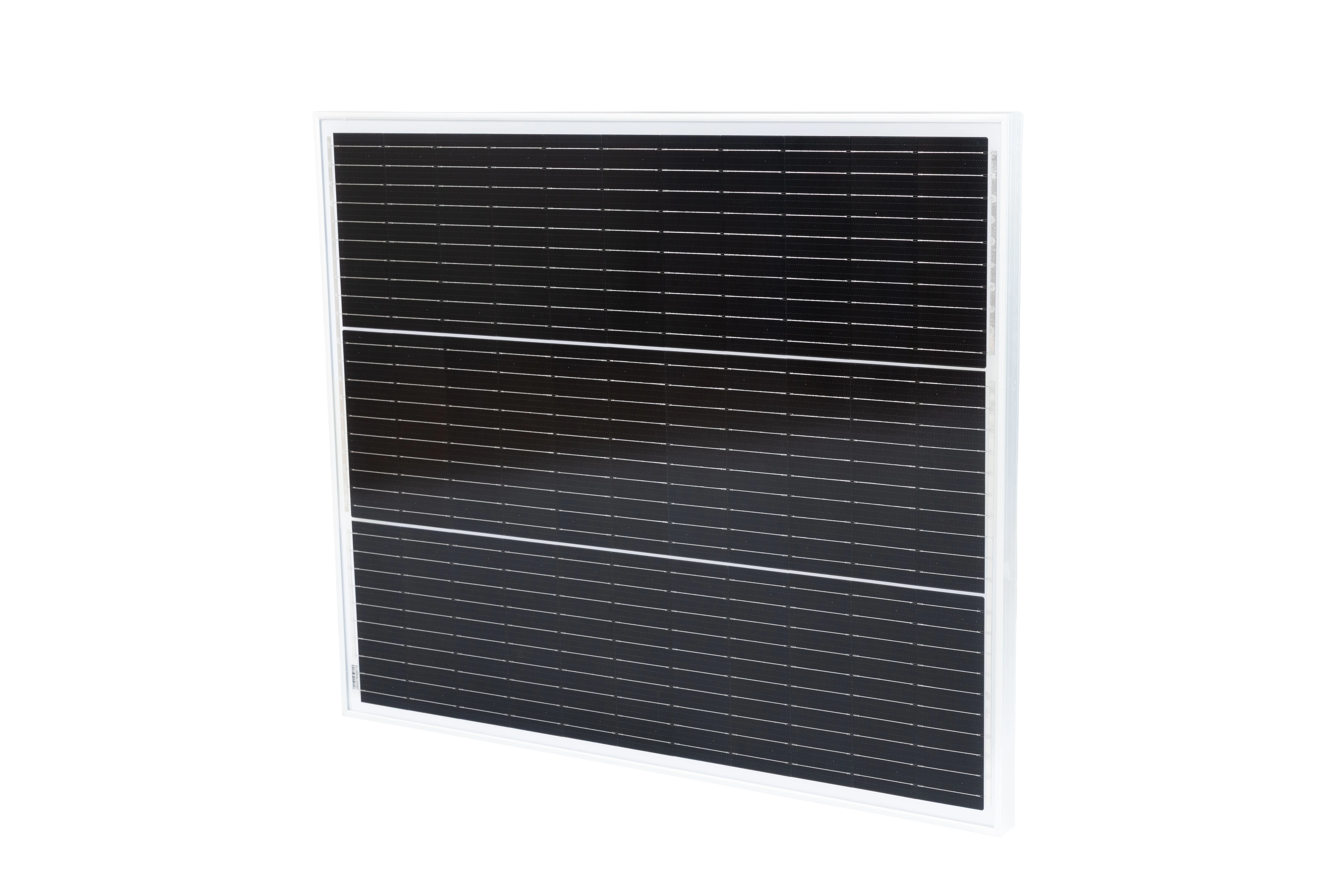 Schwarzes Solarpanel mit Aluminiumrahmen in schräger Vorderansicht