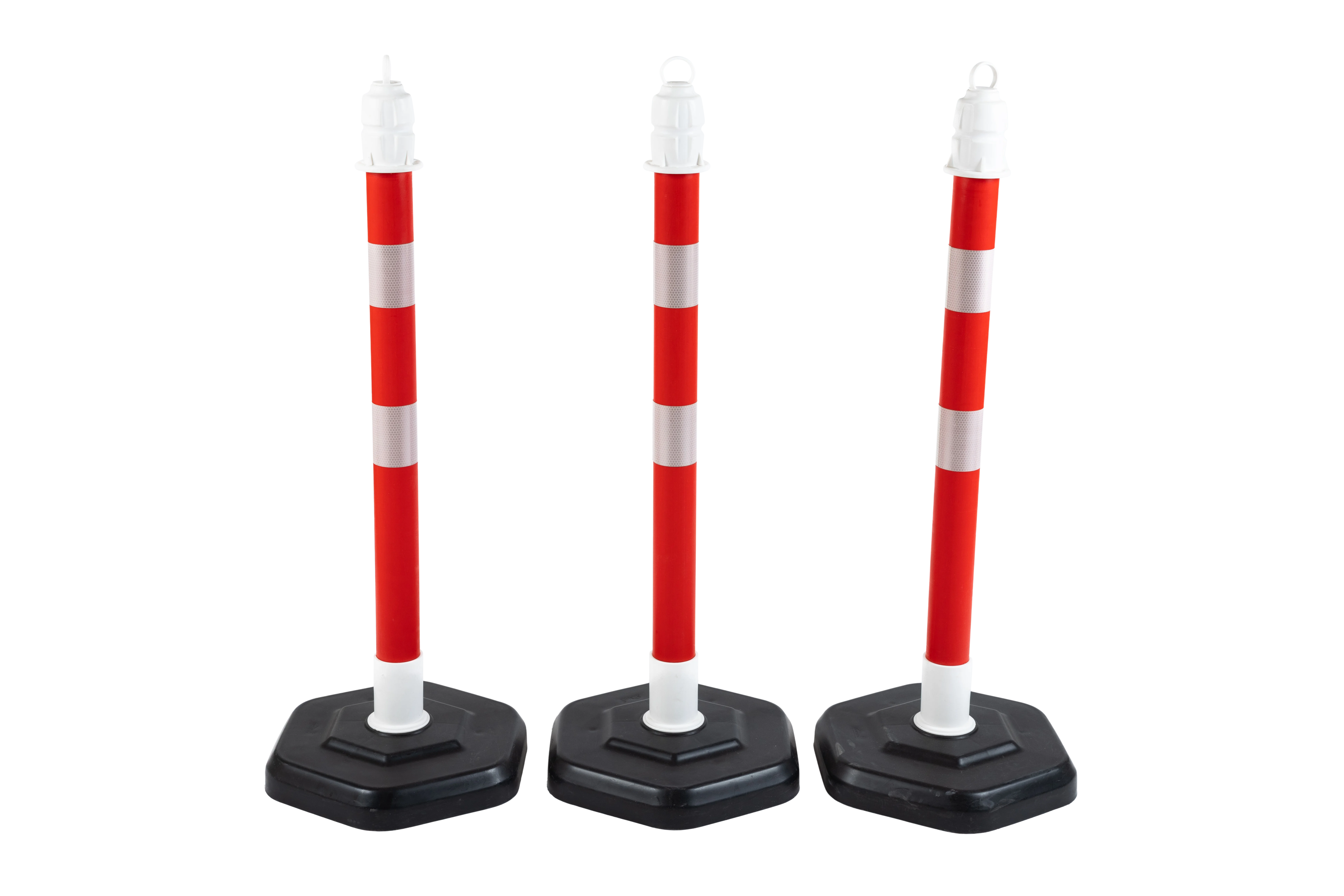 Drei rot-weiße Kettenständer mit schwarzem Fuß, zwei mit Ringkopf, einer mit geschlossenem Kopf