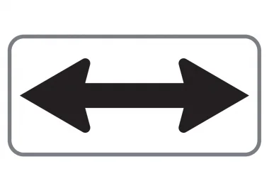 Zusatztafel mit zwei schwarzen Pfeilen nach links und rechts auf weißem Hintergrund mit schwarzem Rahmen