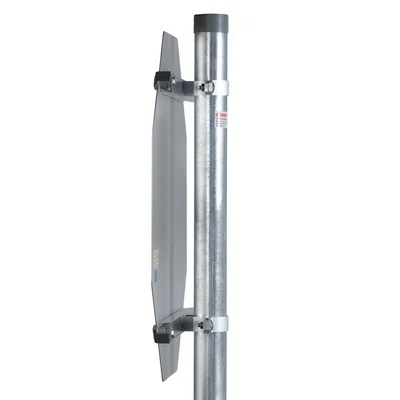 Stoppschild - Seitenansicht eines sechseckigen Verkehrsschildes auf Metallpfosten, mit zwei Metallschellen befestigt.