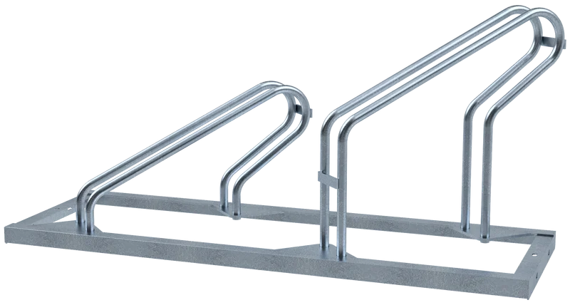 Fahrradständer mit zwei versetzten Stellplätzen in 45-Grad-Rechtsausrichtung, robuste feuerverzinkte Stahlkonstruktion mit Bodenrahmen