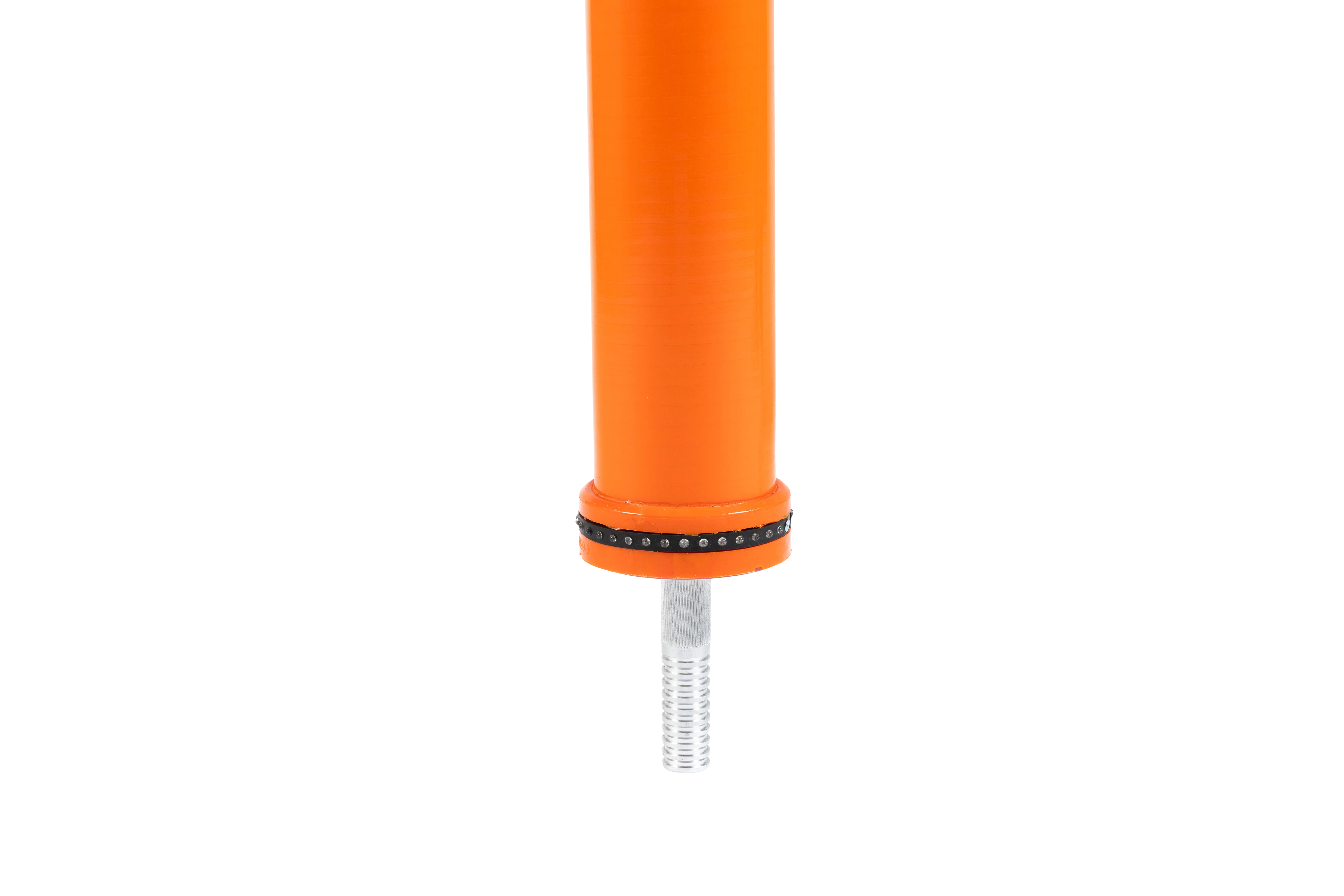 Detailansicht der Unterseite des schwarzen flexiblen Pollers Bernd mit Gewindebolzen zur Bodenmontage und umlaufenden Reflektoren