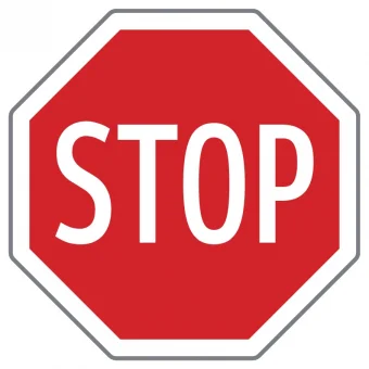 Stoppschild Verkehrszeichen „STOP“ in achteckiger Form mit rotem Hintergrund und weißer Schrift