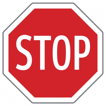 Stoppschild Verkehrszeichen „STOP“ in achteckiger Form mit rotem Hintergrund und weißer Schrift
