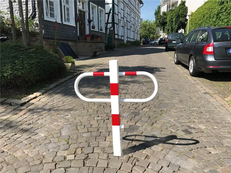 Absperrbügel mit seitlichen Rundrohrbügeln im Einsatz auf gepflasterter Straße