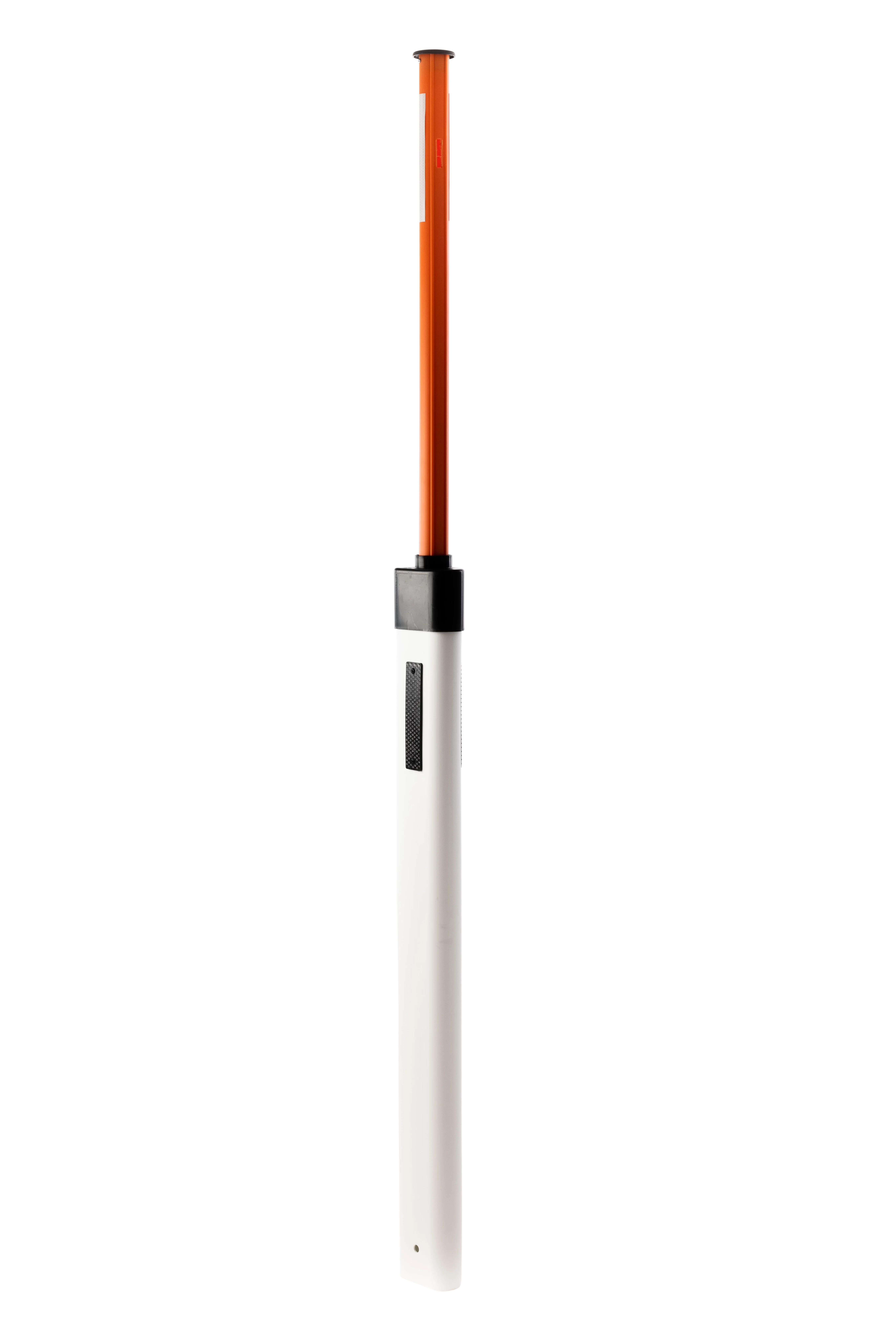 Leitpflock mit montierter oranger Schneestange und Reflektorflächen vor weißem Hintergrund