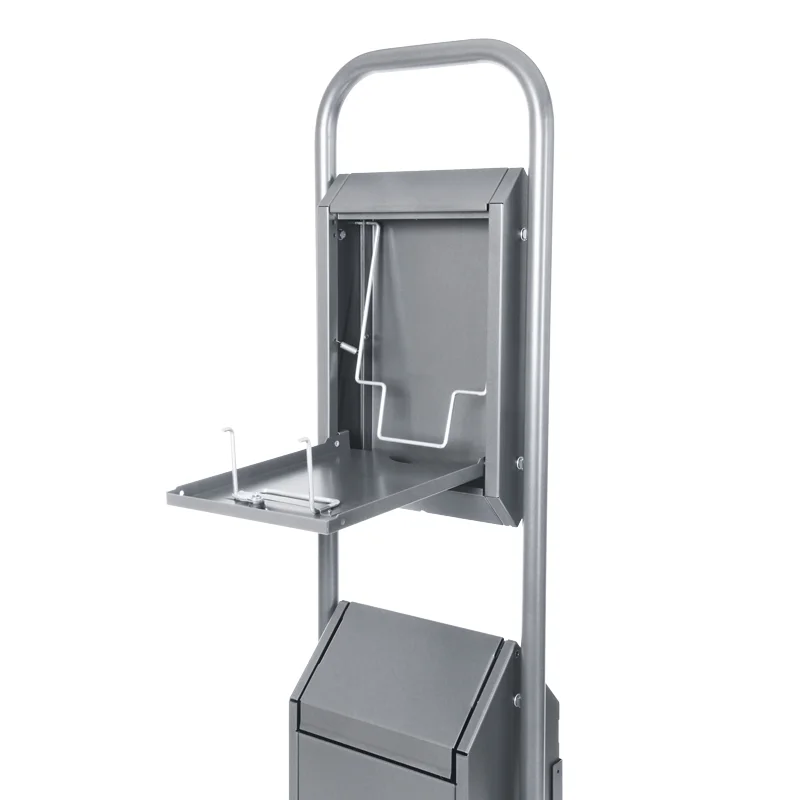 Geöffneter Hundekotbeutelspender Standard aus Edelstahl mit Sicht auf die Innenhalterung und darunterliegendem Mistkübel mit Schwingdeckel