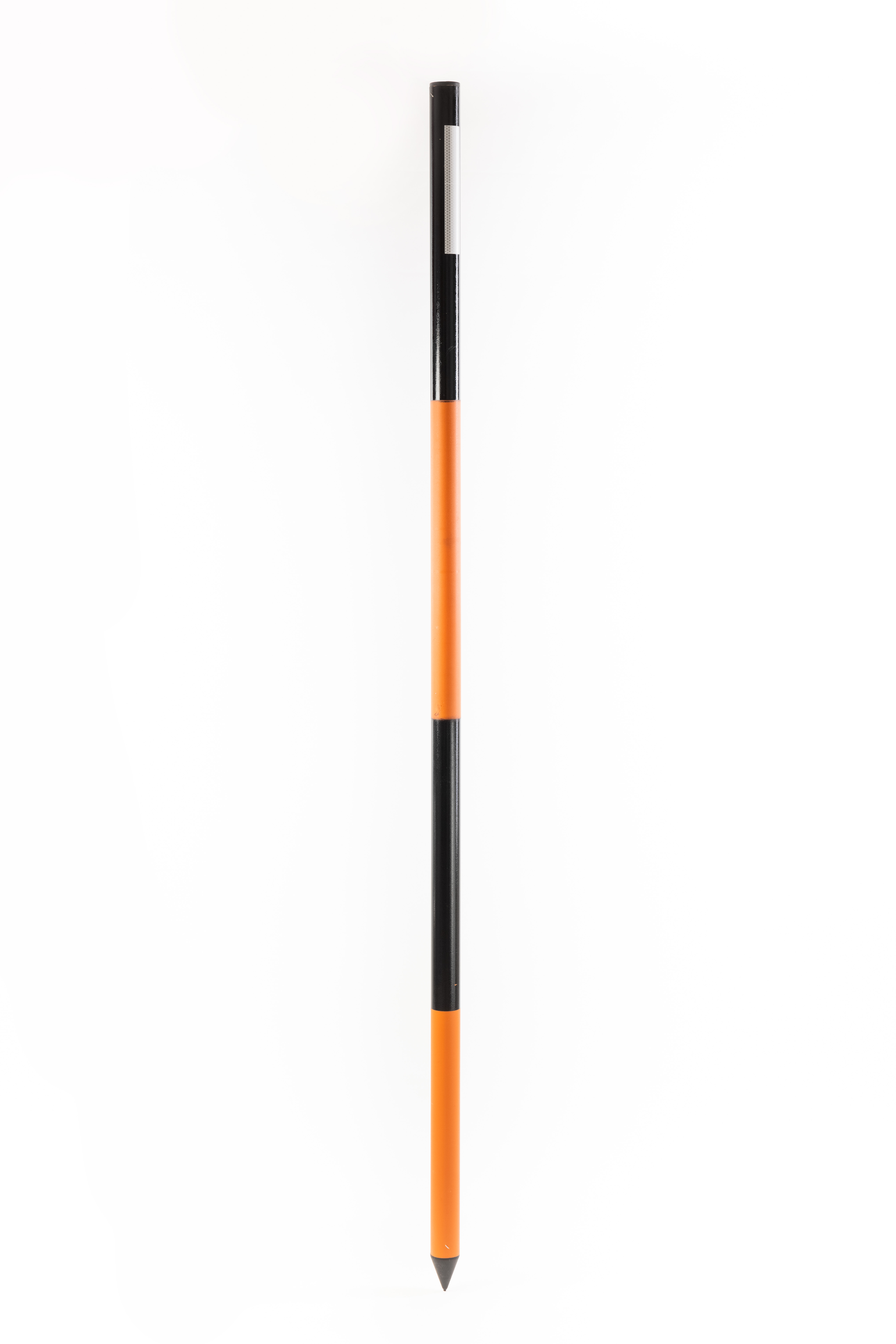 Markierungsstange in orange-schwarz mit reflektierendem Aufkleber und angespitztem Ende
