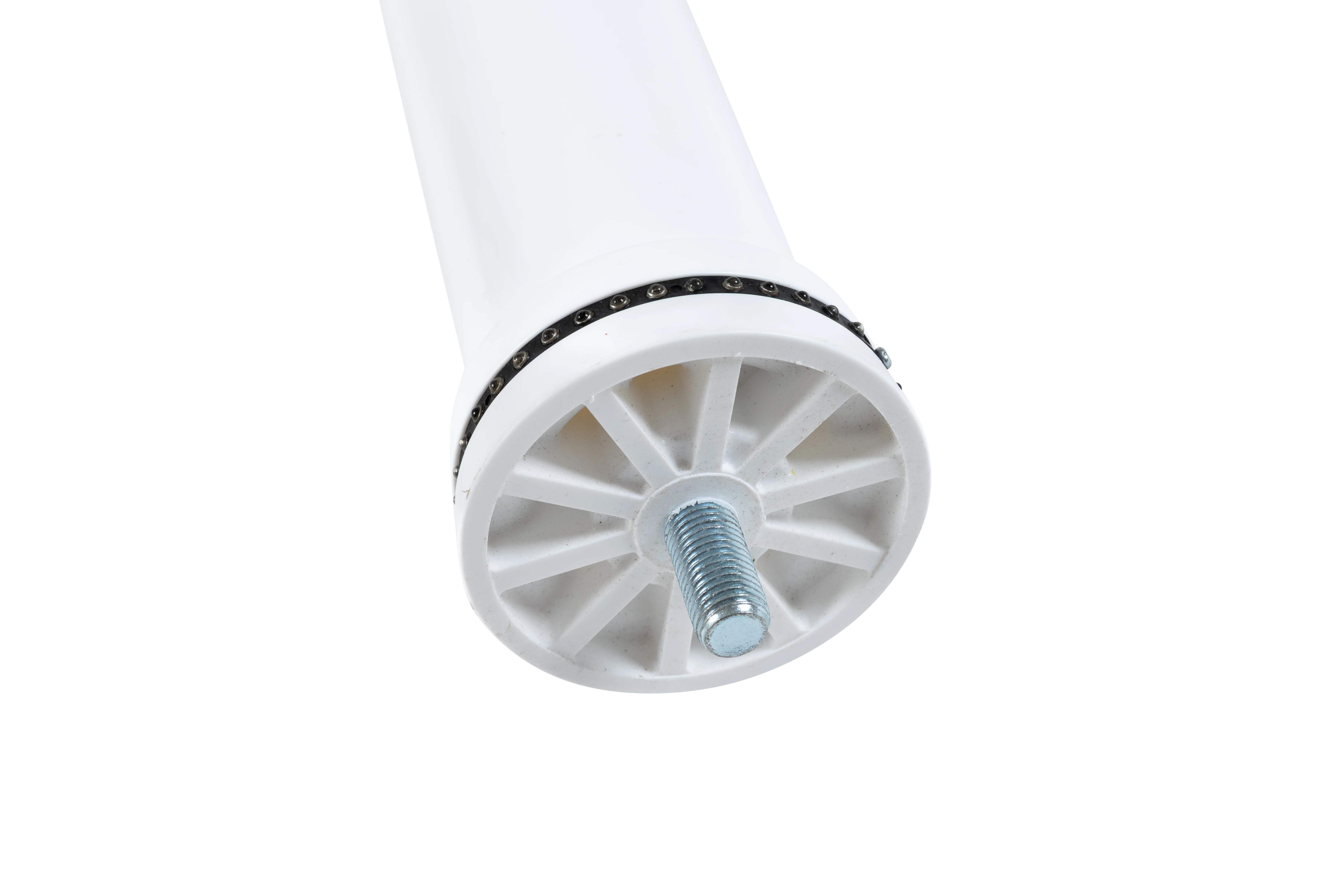 Detailansicht der Unterseite des schwarzen flexiblen Pollers Bernd mit Gewindebolzen zur Bodenmontage und umlaufenden Reflektoren