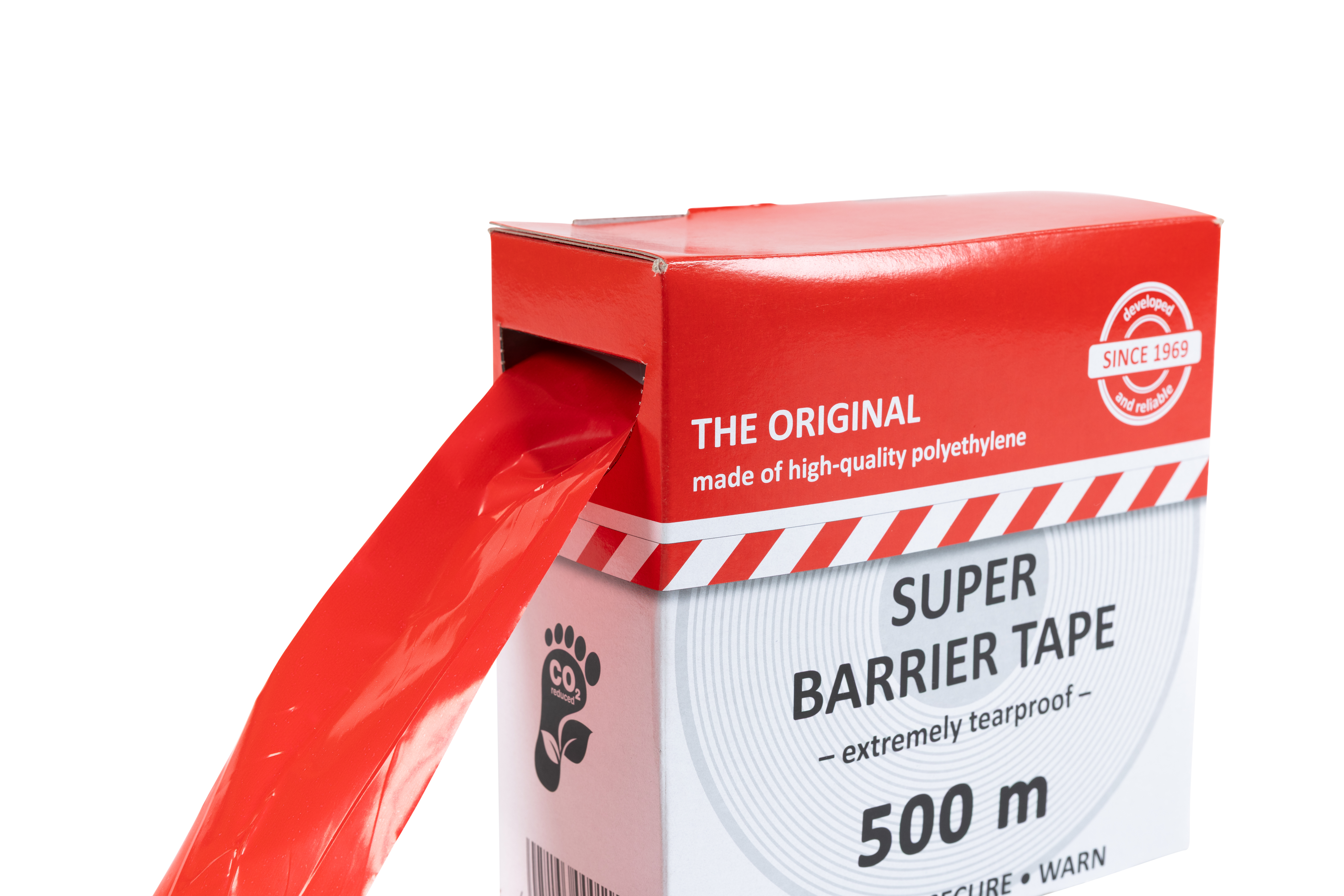 Nahaufnahme einer Verpackung mit rotem Absperrband – Aufdruck „Super Barrier Tape – 500 m – extremely tearproof“ und CO₂-reduziertes Produktlabel sichtbar