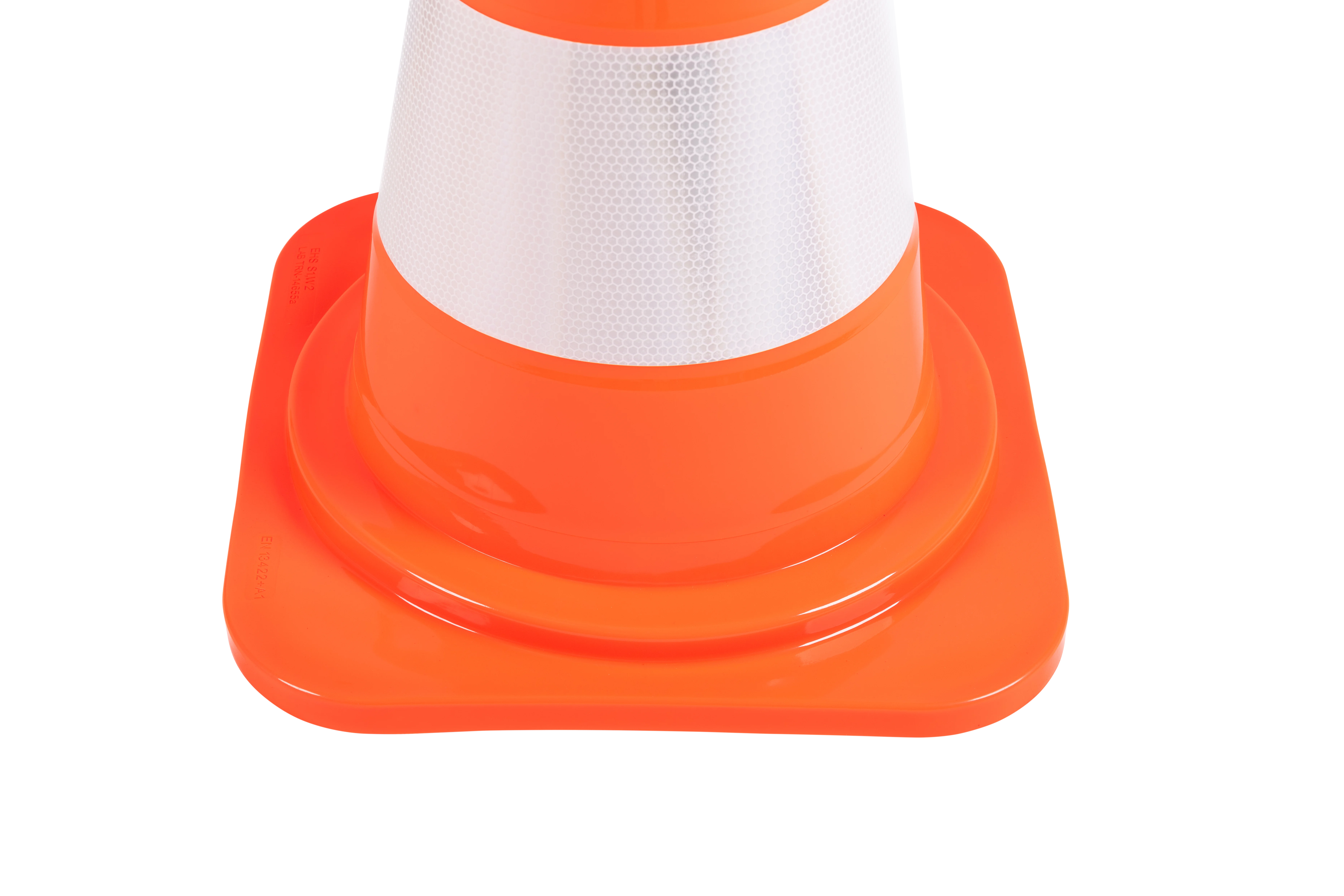 Detailansicht der Standfläche eines orangefarbenen Highway-Leitkegels mit weißem Reflexstreifen