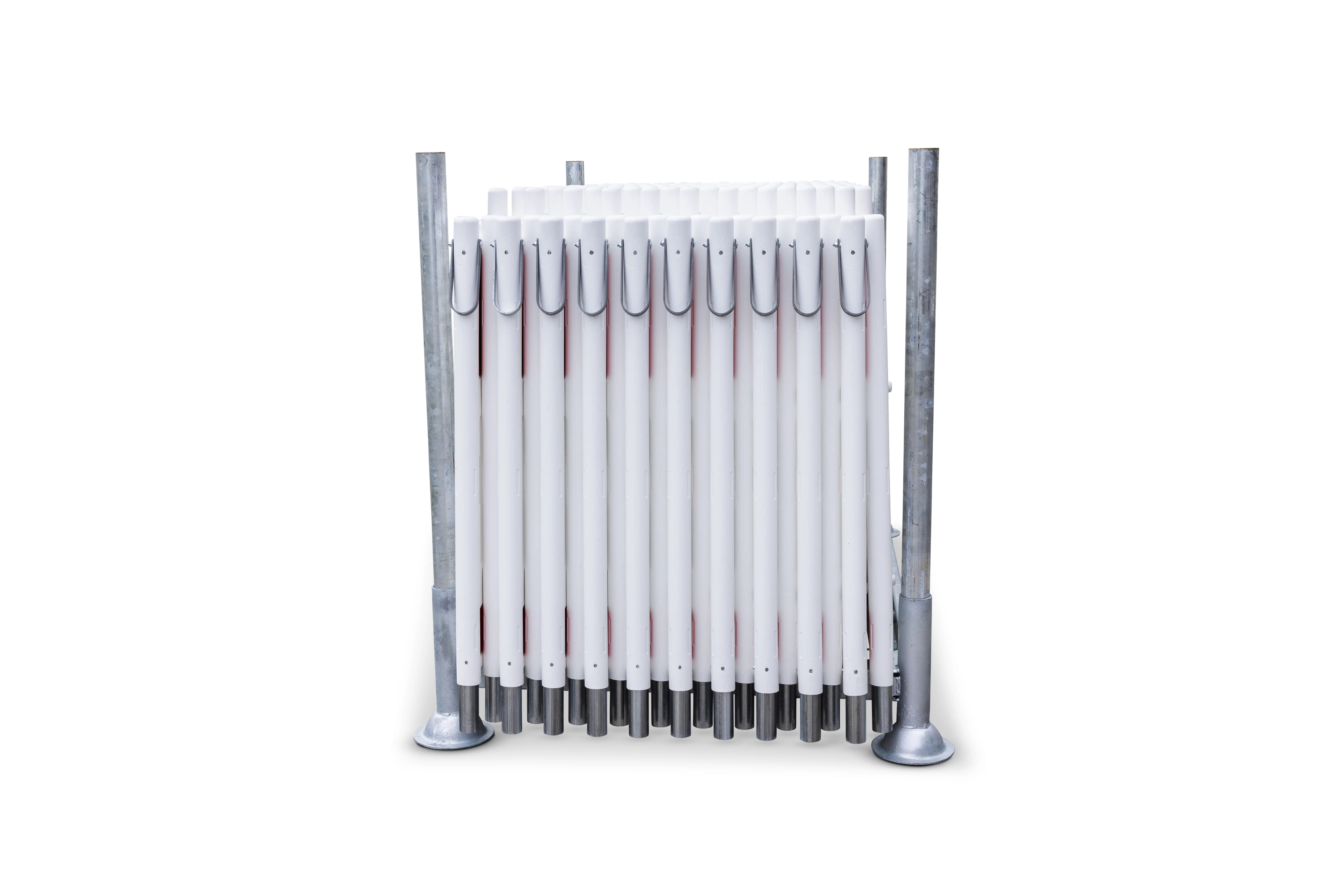 Absturzsicherungen im Set – weiße Kunststoffelemente mit Metallspitzen, kompakt gestapelt in verzinktem Transportgestell für sichere Lagerung und Transport.