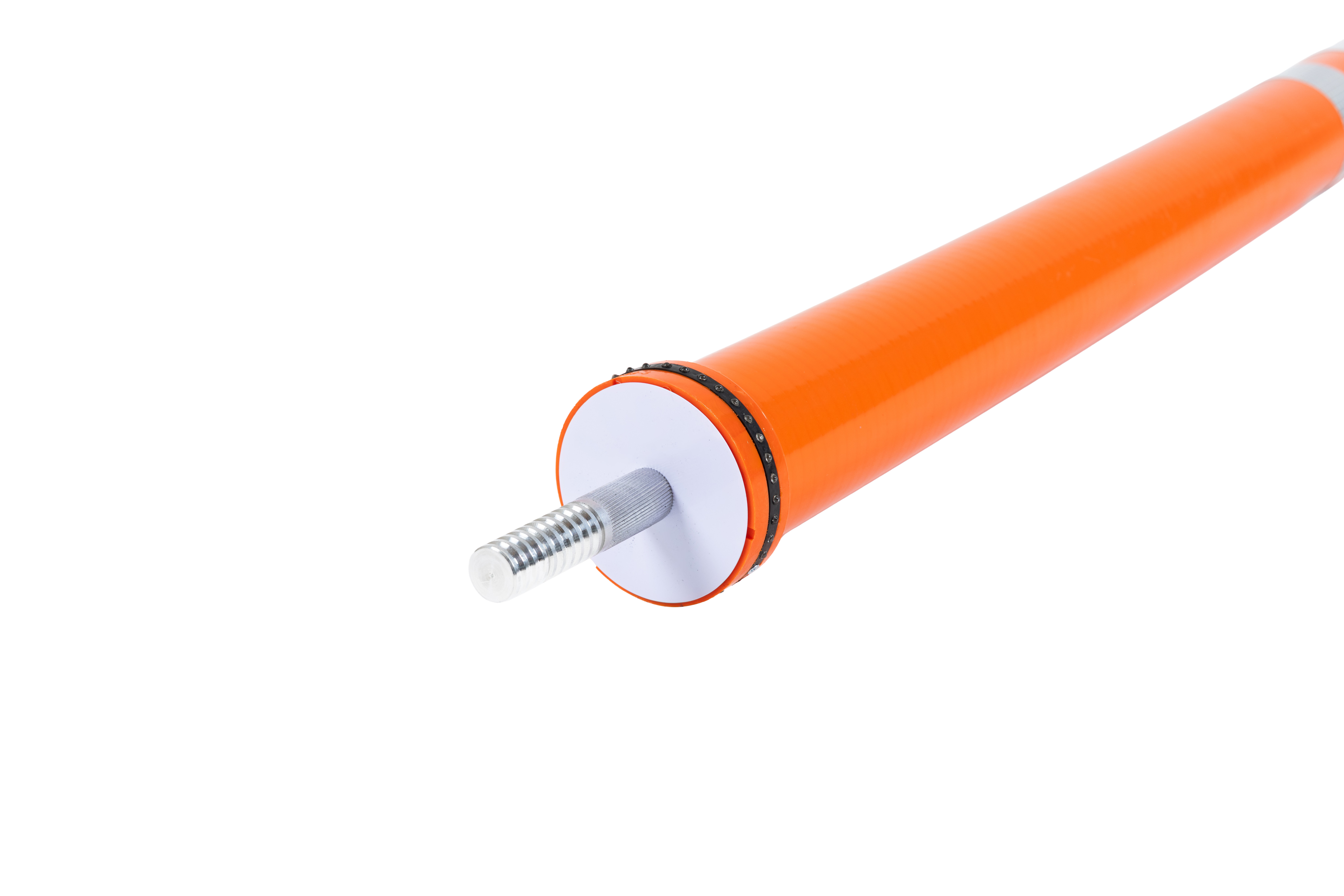 Detailansicht der Unterseite des schwarzen flexiblen Pollers Bernd mit Gewindebolzen zur Bodenmontage und umlaufenden Reflektoren