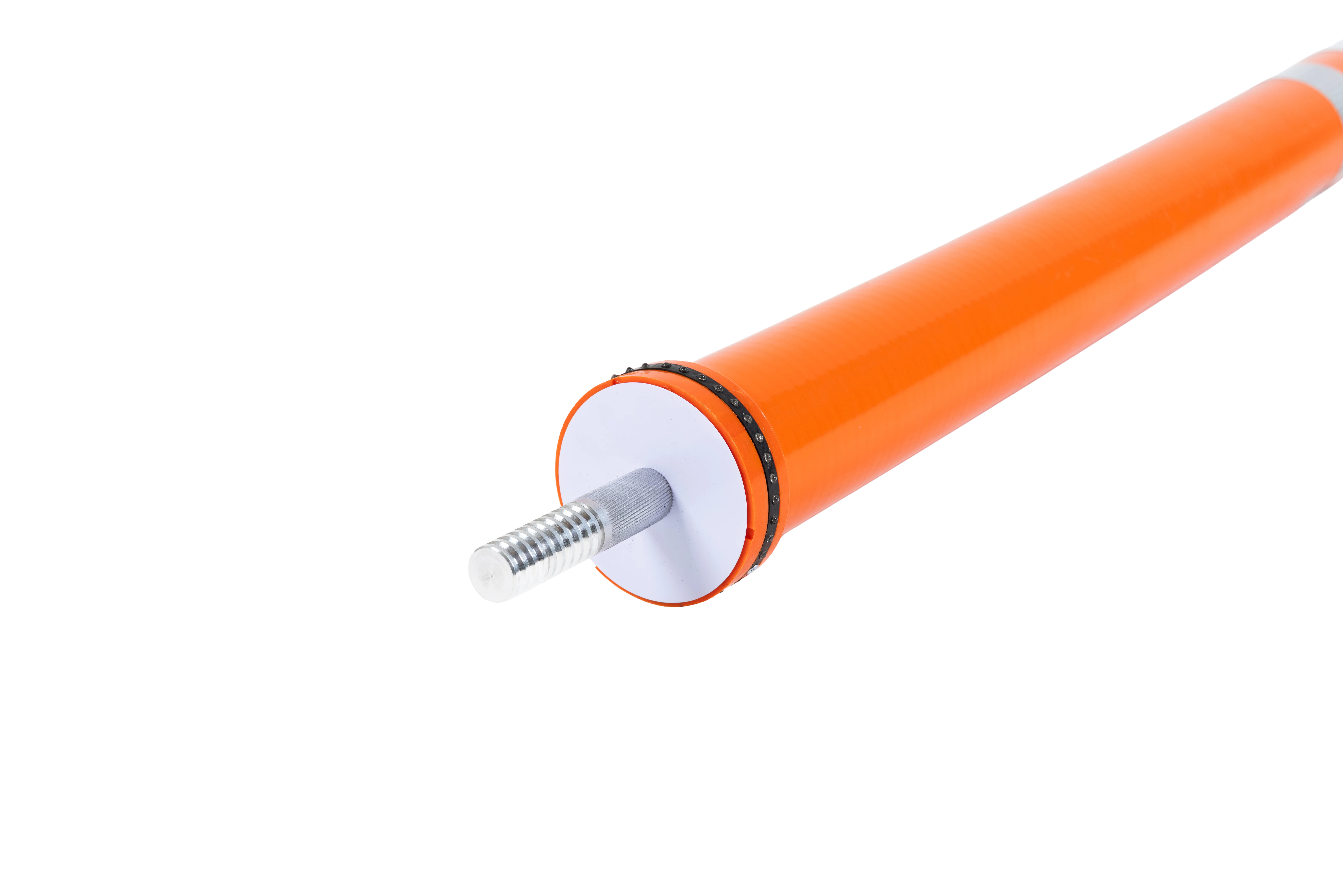 Detailansicht der Unterseite des schwarzen flexiblen Pollers Bernd mit Gewindebolzen zur Bodenmontage und umlaufenden Reflektoren