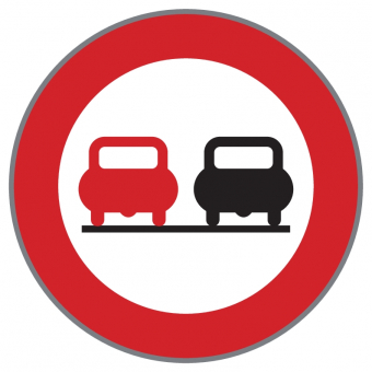 Überholverbot Verkehrsschild  mit zwei Autos, rotem Rand und weißem Hintergrund