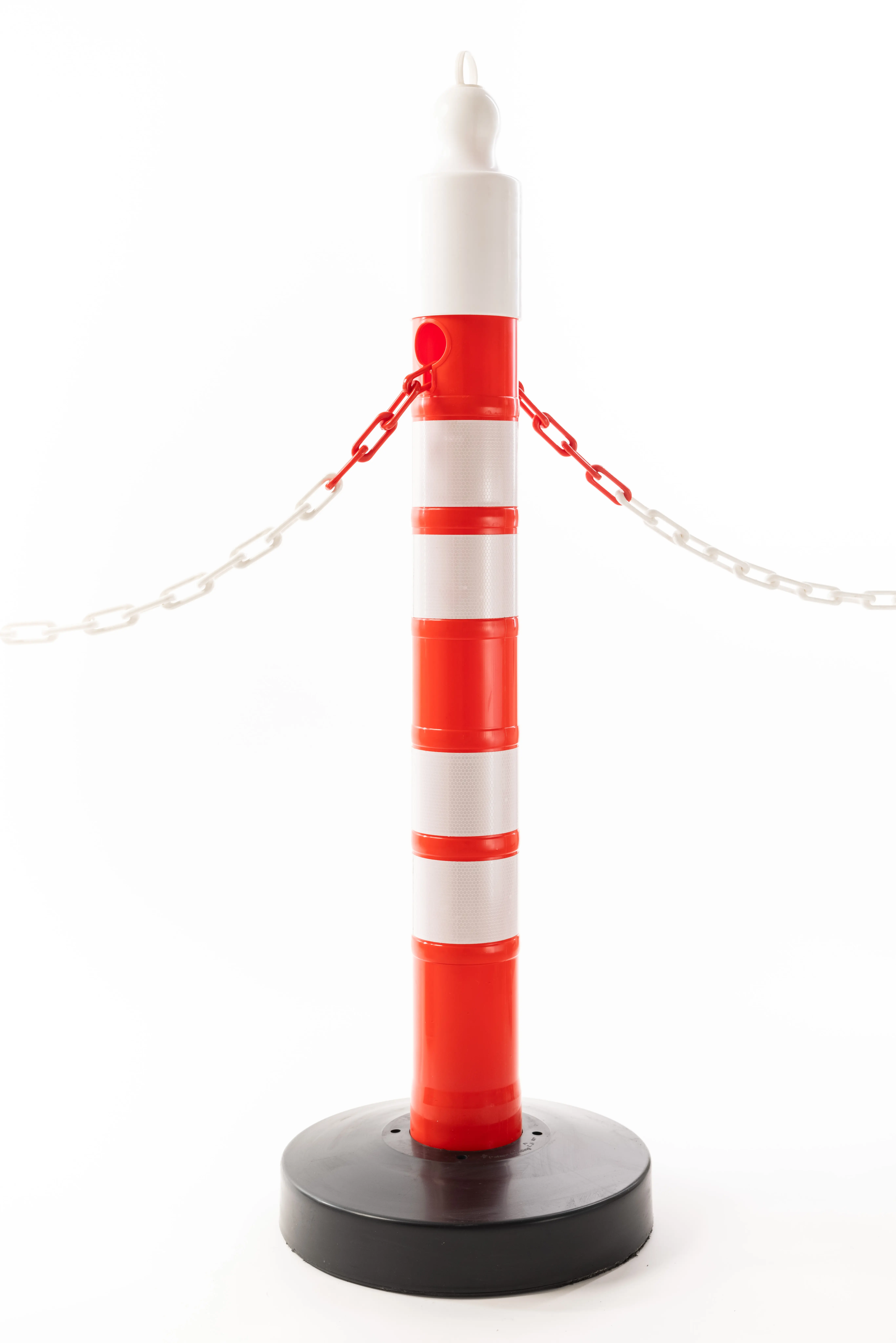 Roter Absperrpfosten mit weißen Reflexstreifen und schwarzem Standfuß, verbunden mit einer rot-weißen Kunststoffkette