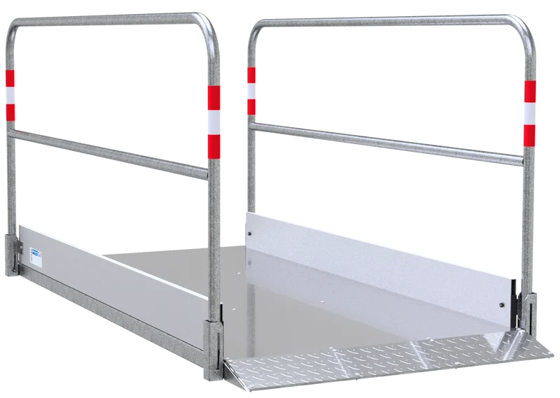 Grabenbrücke mit rutschfester Aluminiumplatte und rot-weiß markierten Handläufen zur sicheren Fußgängerführung
