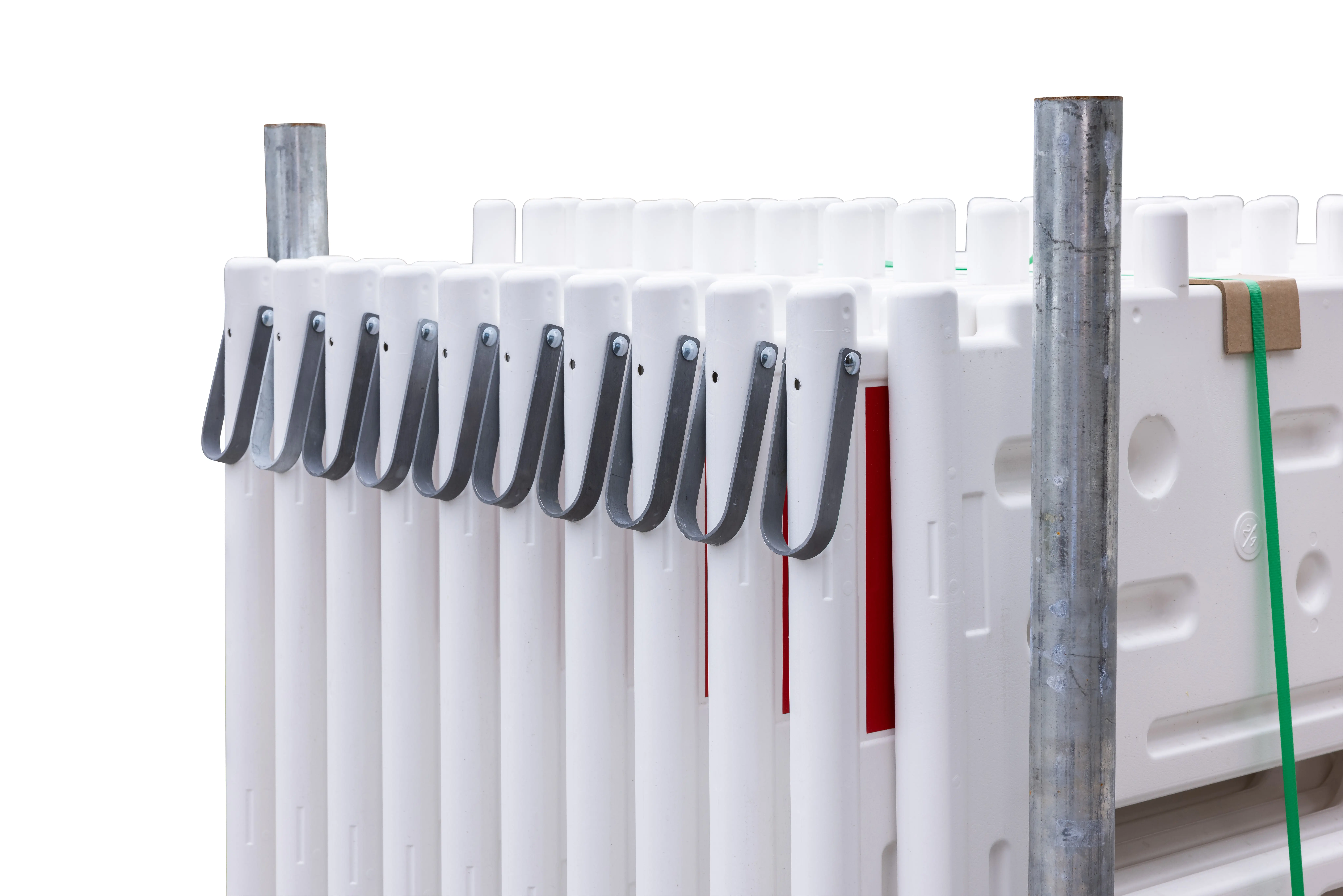 Detailansicht der weißen Absturzsicherungen mit Metallhaken – kompakt verstaut auf Transportpalette für schnellen Baustelleneinsatz