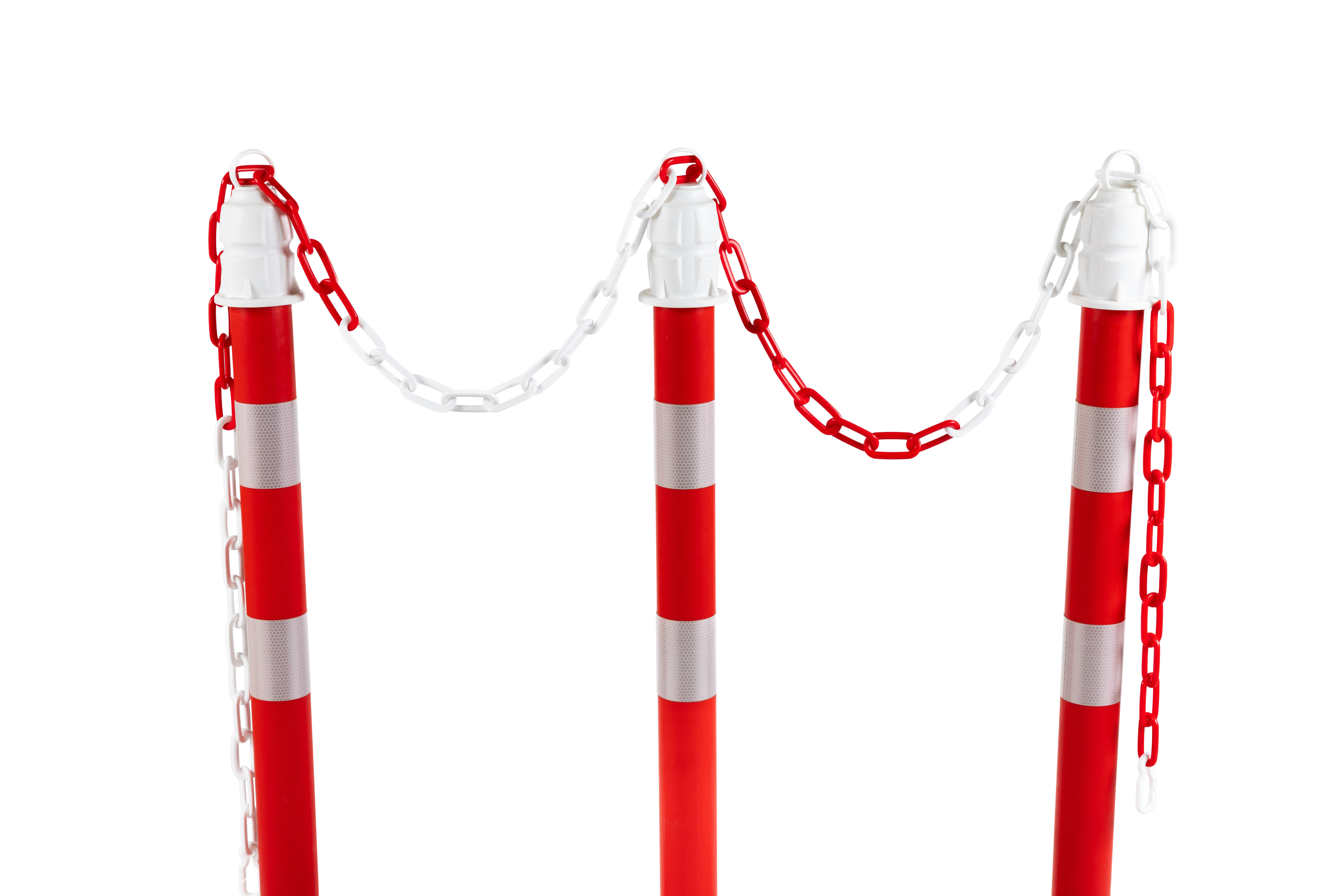 Absperrpfosten mit reflektierenden Streifen und rot-weißer Kunststoffkette