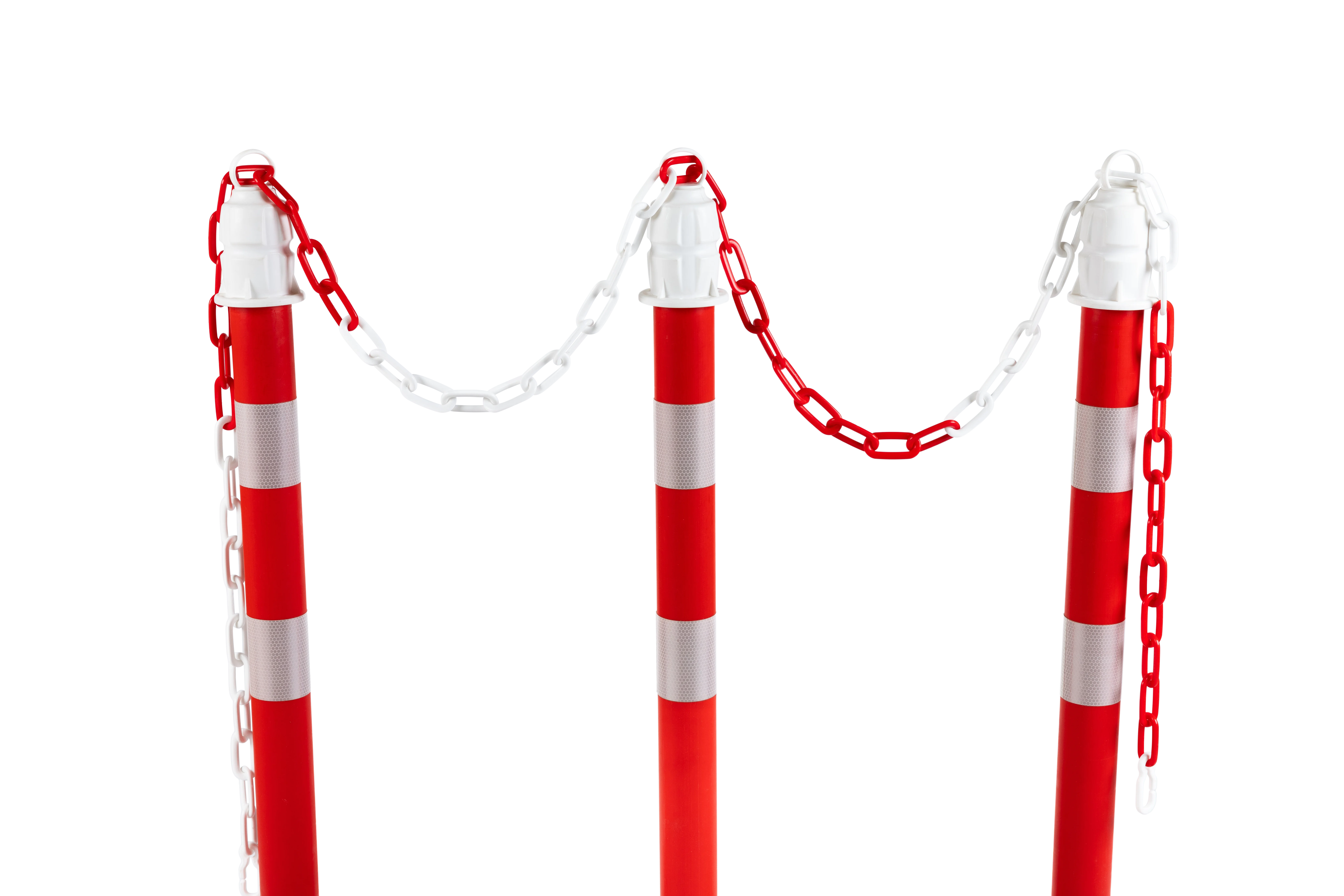 Absperrpfosten mit reflektierenden Streifen und rot-weißer Kunststoffkette